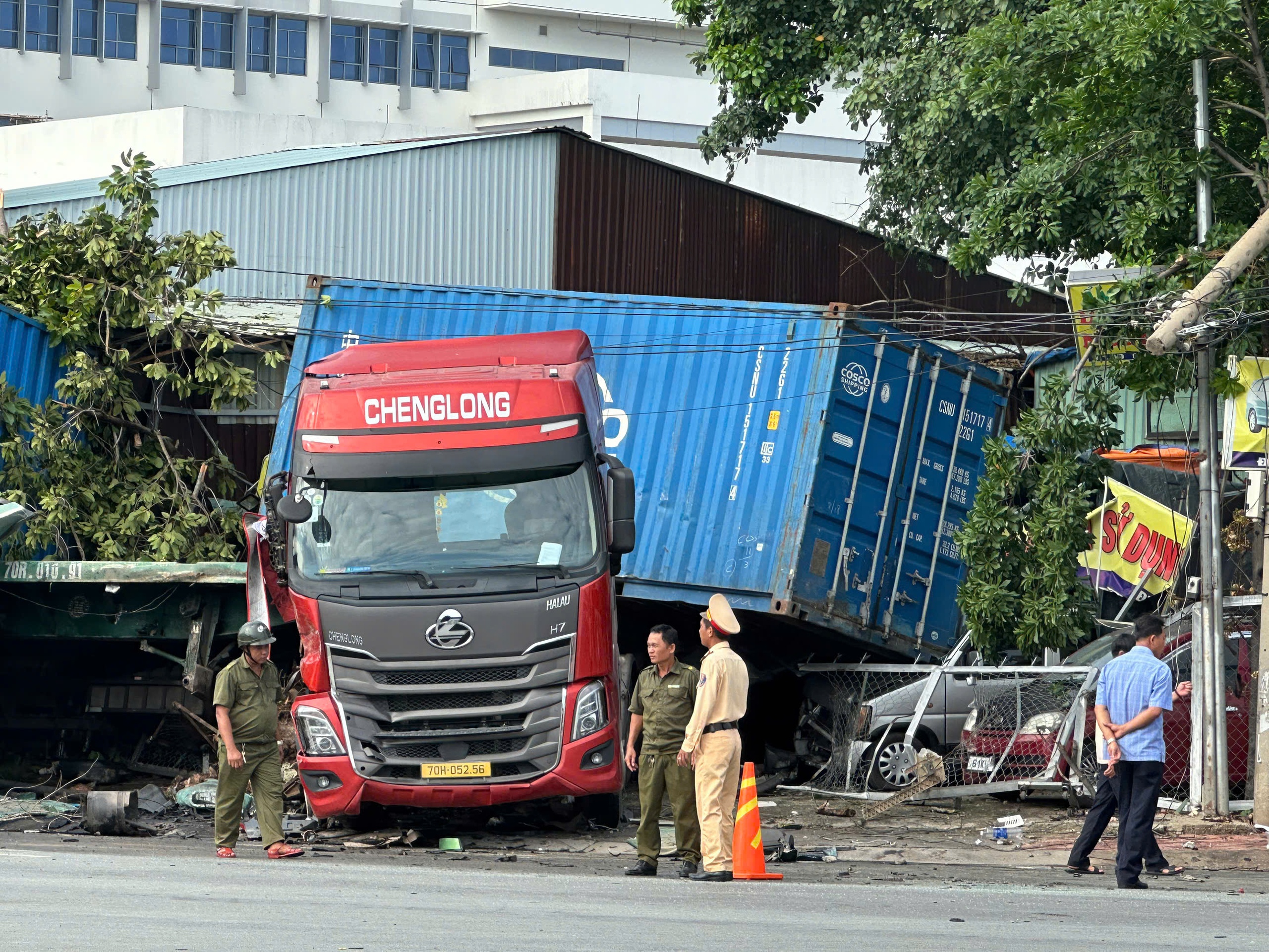 自卸车驾驶室被压扁，事故后集装箱压中一辆汽车