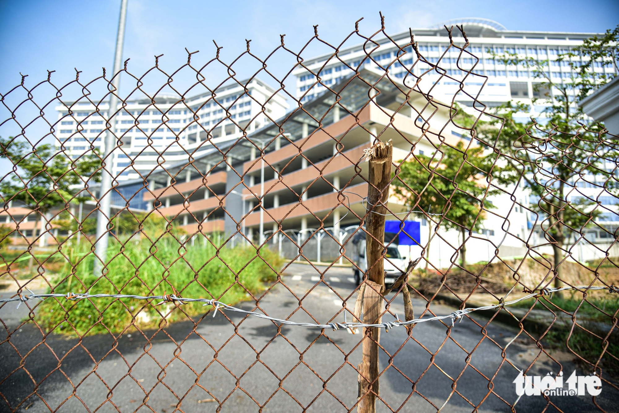 胡志明市4500亿越盾医院开工10年后现状：施工'应付了事'，杂草丛生