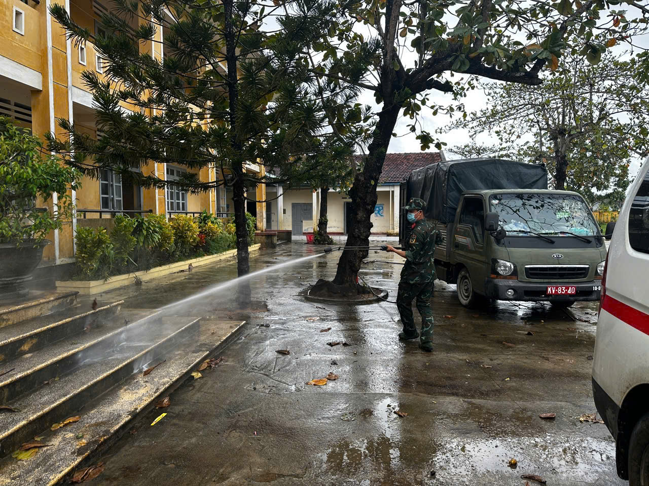 步兵清理淤泥到哪里，防化兵就带着特种车辆到那里消毒洪水区域