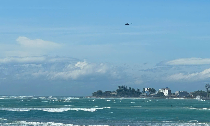 直升机在理山海域搜寻三名失踪人员