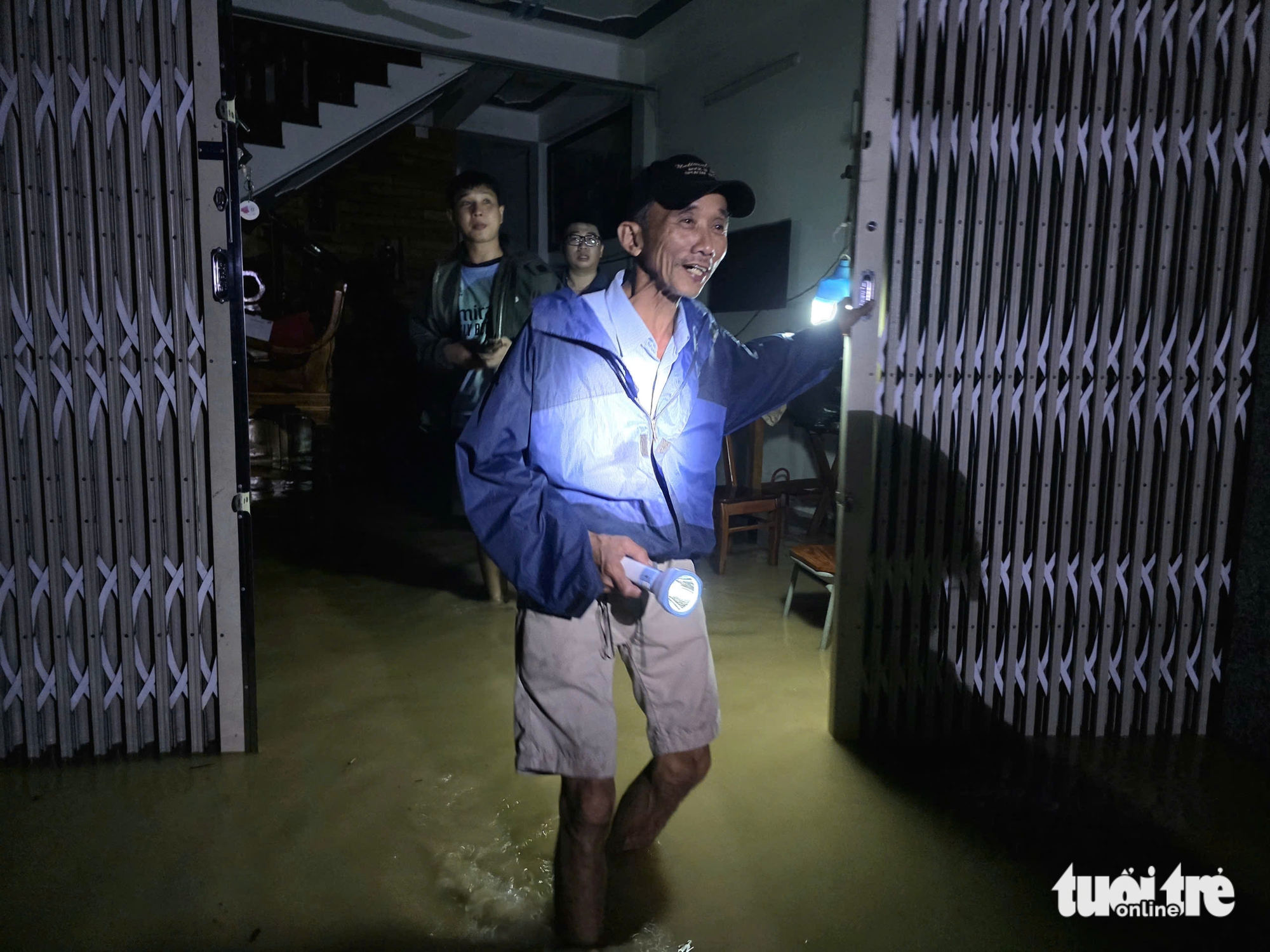 刚过去的台风，洪水淹没屋顶，民众措手不及