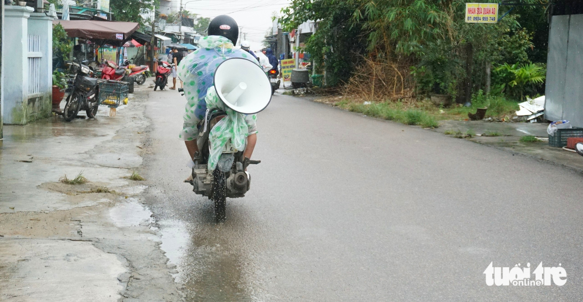 在岘港海口连续五天五夜保卫每一寸土地，抵御凶猛海浪
