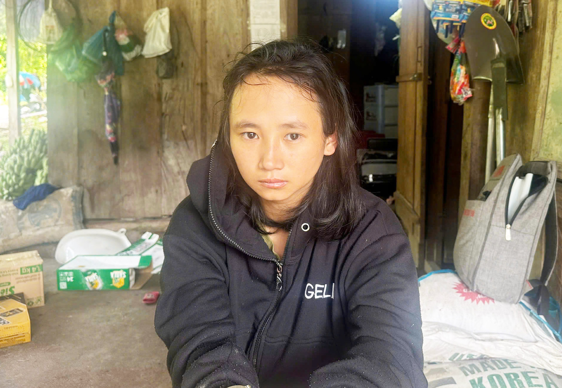 起诉勒死丈夫的妻子，在遭受殴打和威胁杀害孩子后死亡