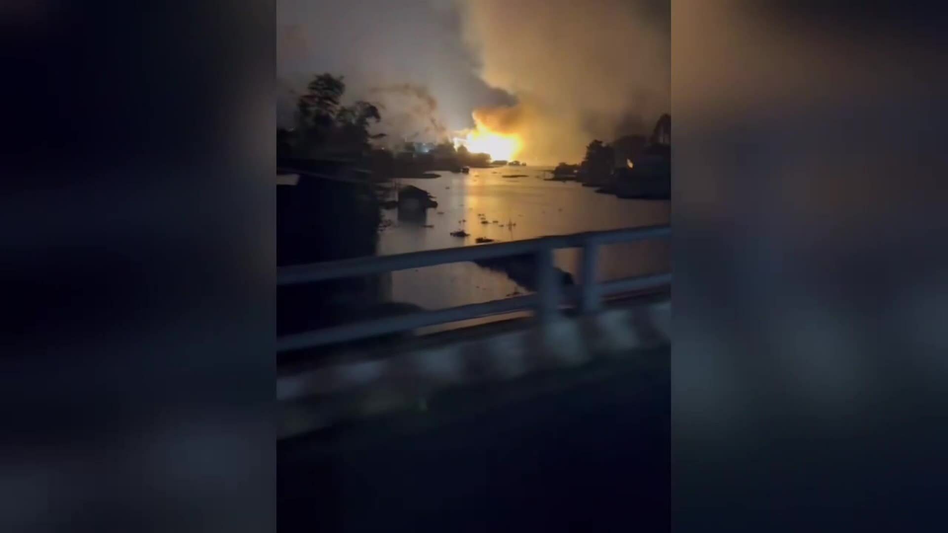 电线杆爆炸，蔓延至四户民宅