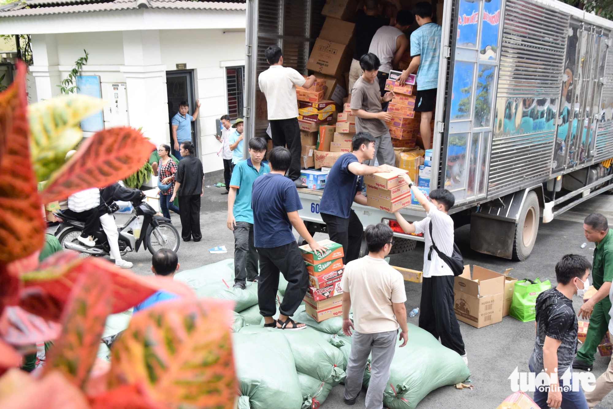 外国人卷起袖子，与胡志明市同胞一起向中部地区传递爱心