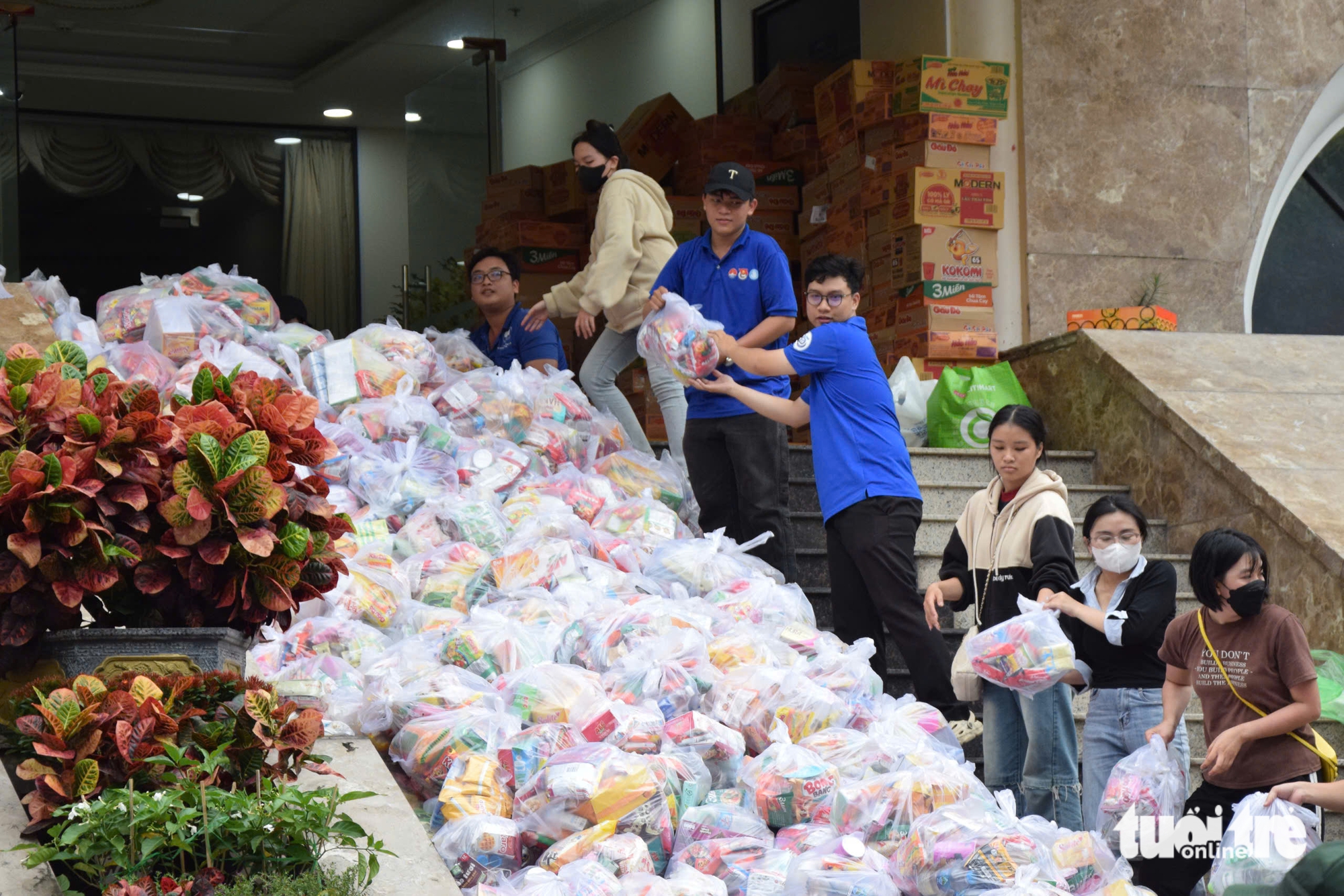 外国人卷起袖子，与胡志明市同胞一起向中部地区传递爱心