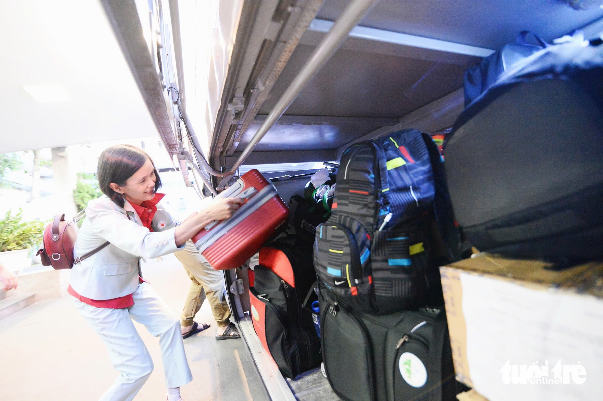 100名胡志明市医生携带药品和医疗设备出发支援得乐省