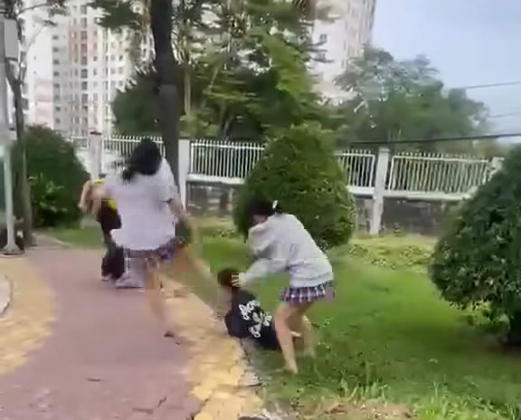 两名女学生在第十二区旧校门口被同学围殴