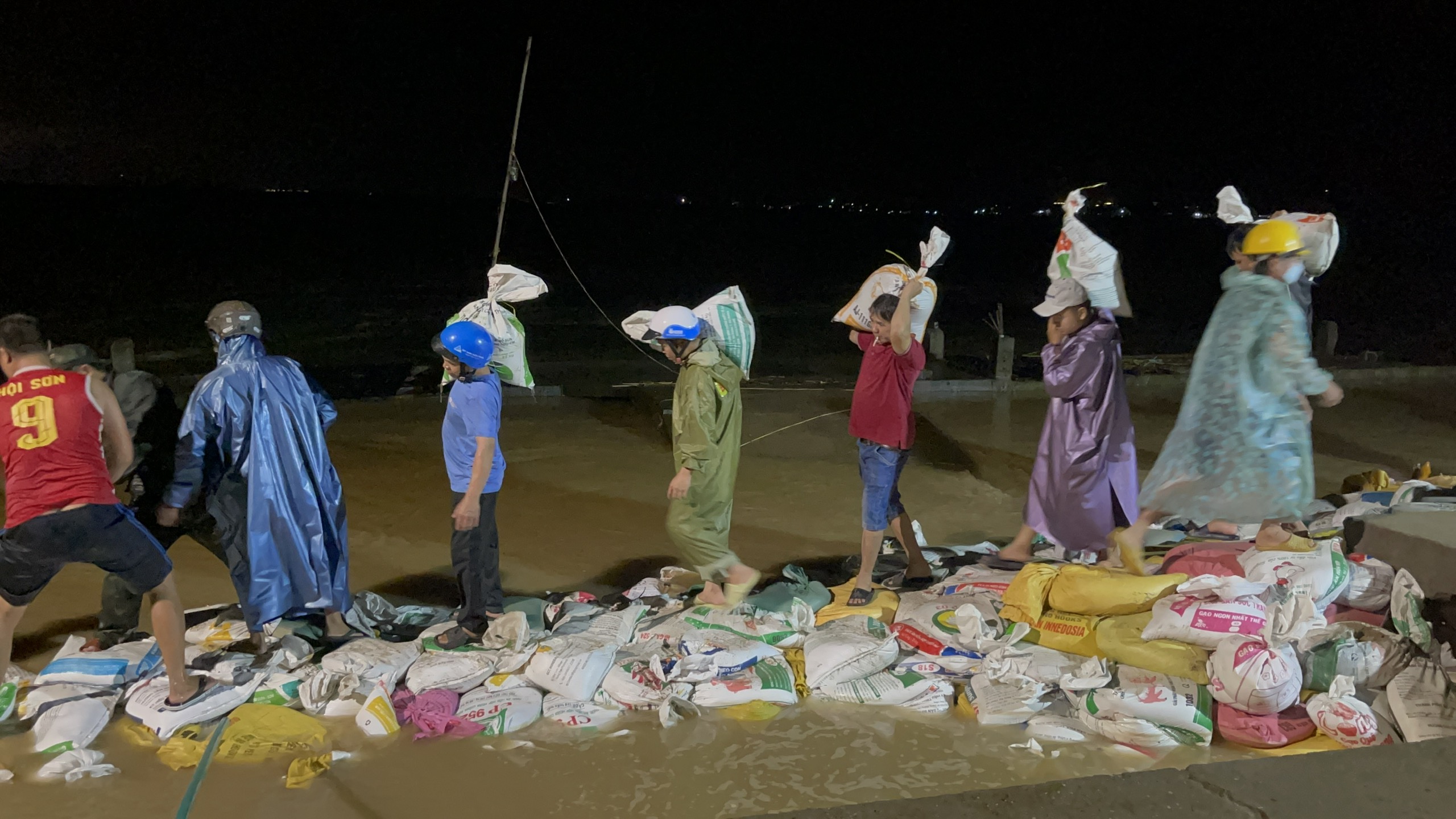 近千人通宵加固岘港堤坝