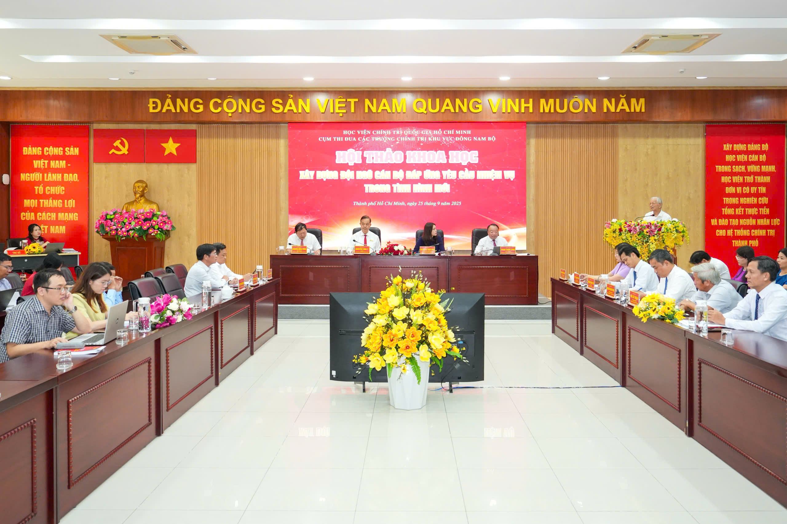 目前每位公务员需承担4至9项任务