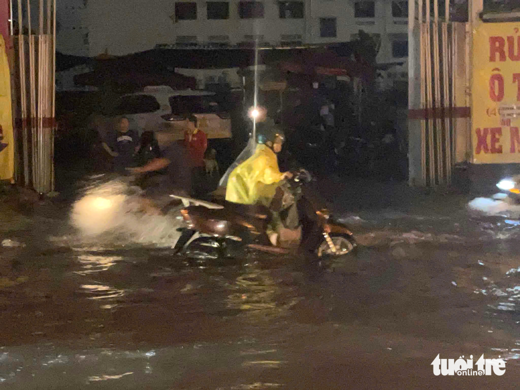 胡志明市长雨，邓垂簪路、龚琼路再次变成'河流'
