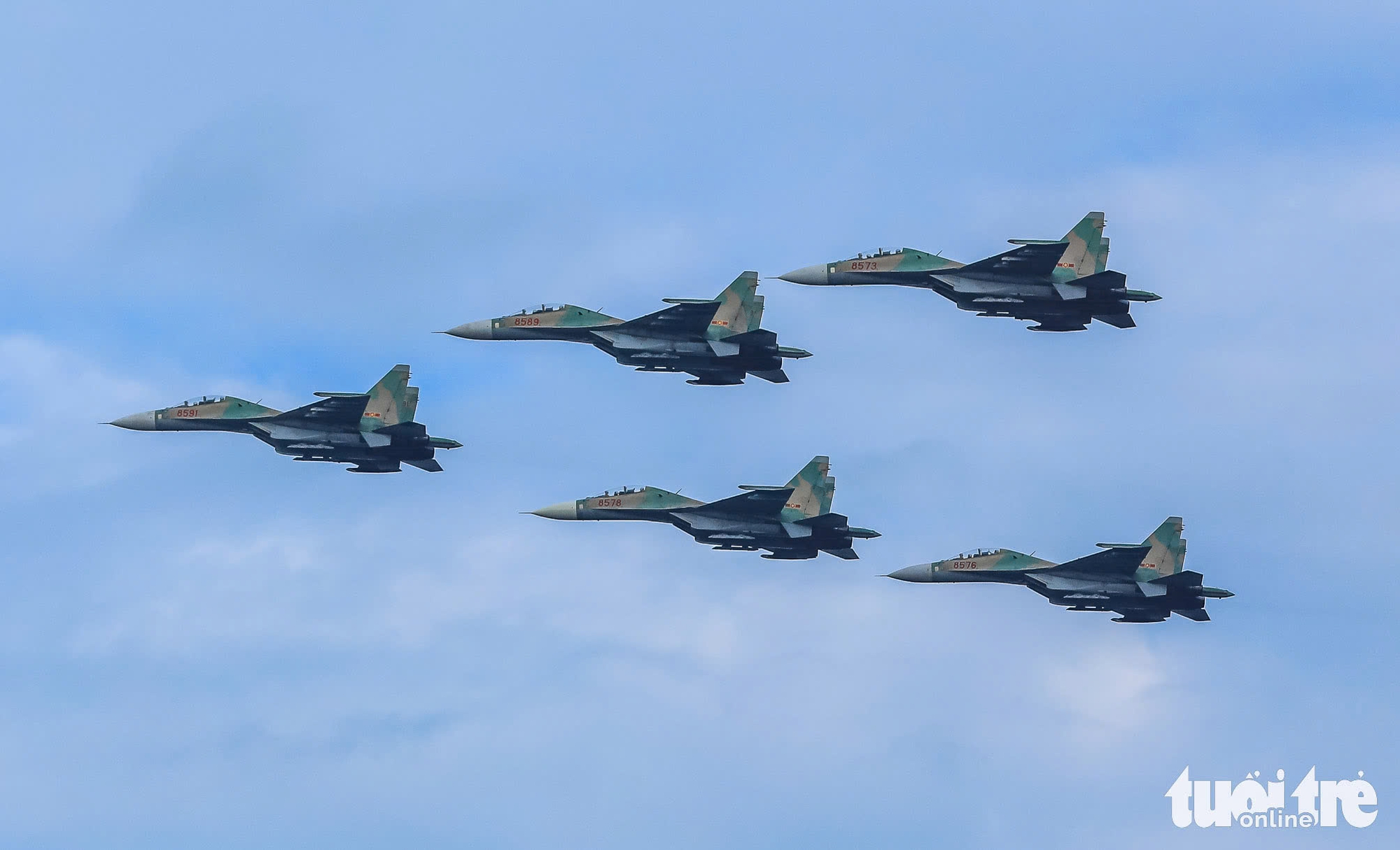 苏-30MK2战斗机投放干扰弹，直升机在首都上空拉旗