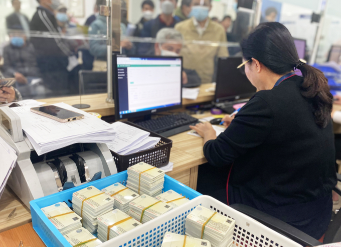 司机'苦苦'等待硬质驾照