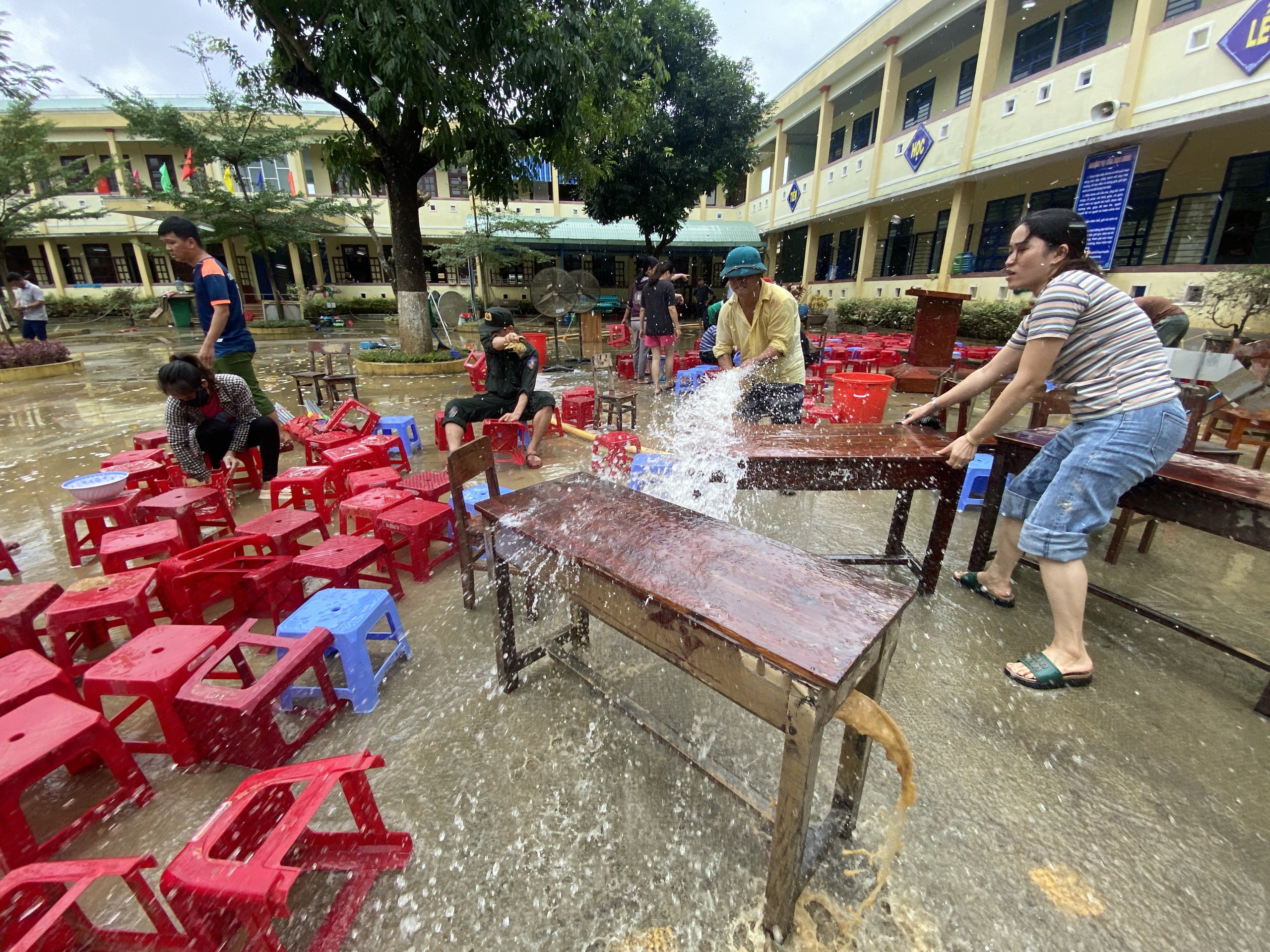 心痛！岘港洪水中心区教师清洗层层淤泥为学生寻找学习用品