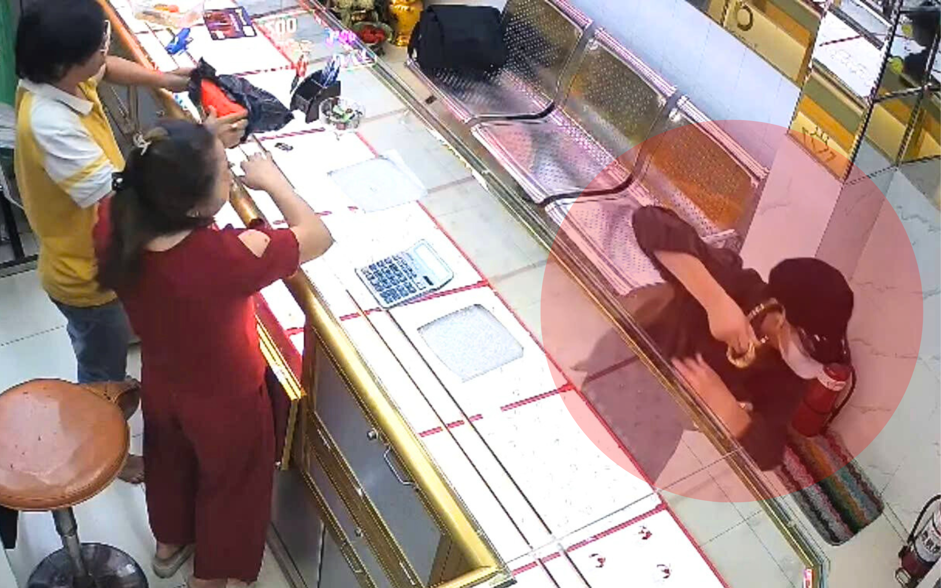 假装购买黄金后抢劫逃跑，胡志明市公安迅速逮捕