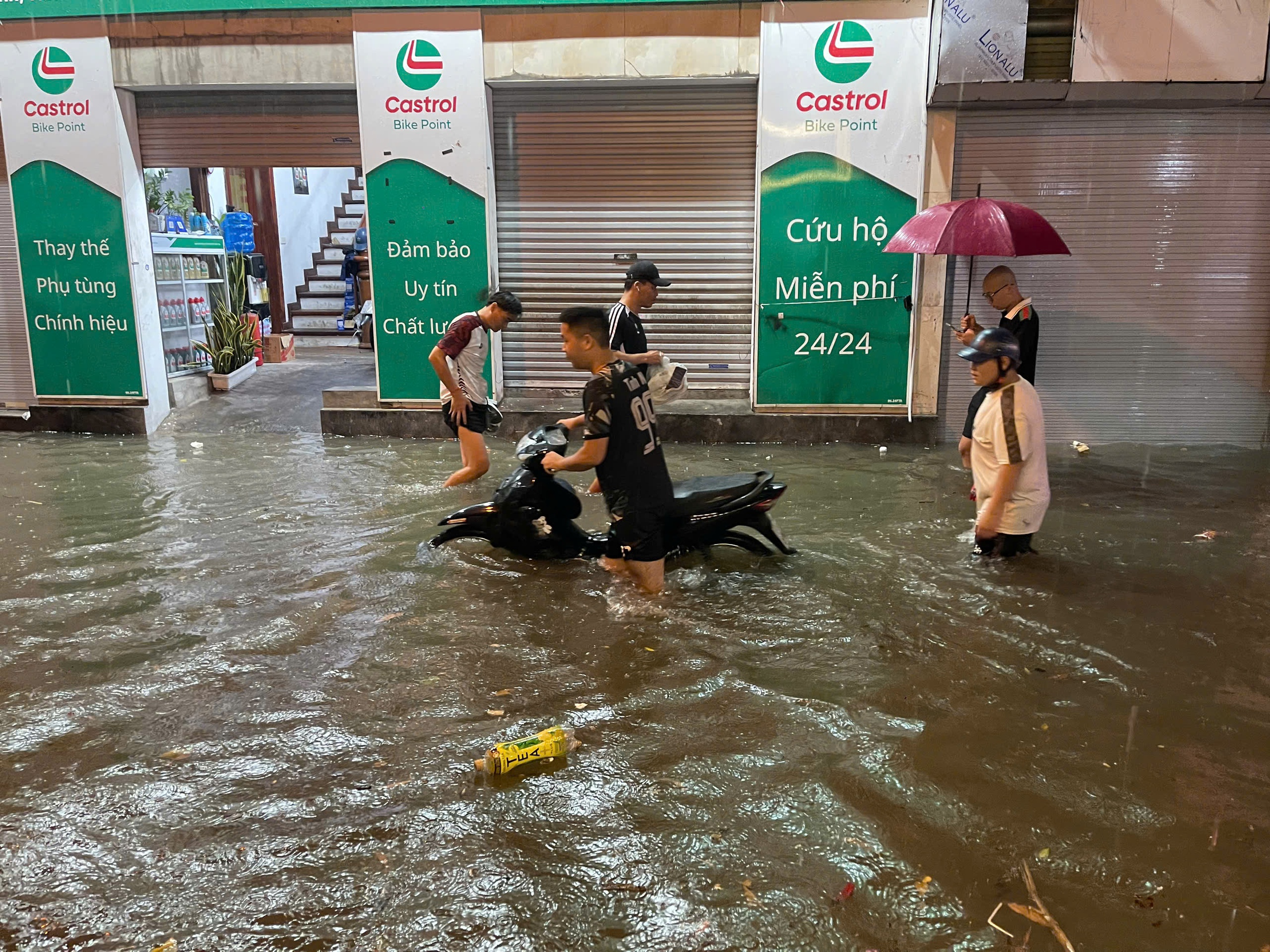 河内大雨如注，多条街道深积水