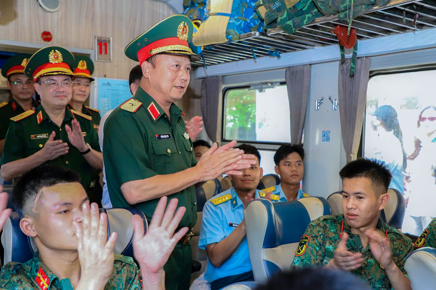 火车离站，将A80战士们送回爱的怀抱，与人民‘心连心’