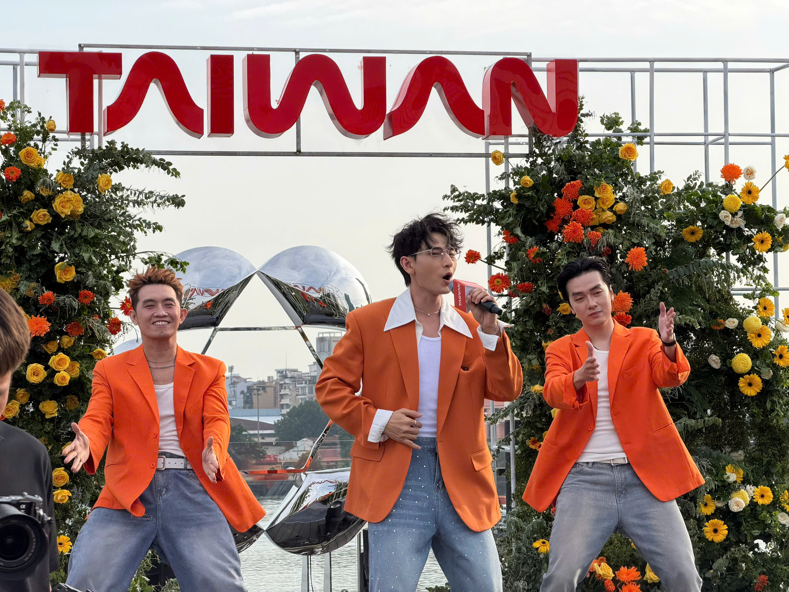 台湾在西贡河游轮上公布旅游大使