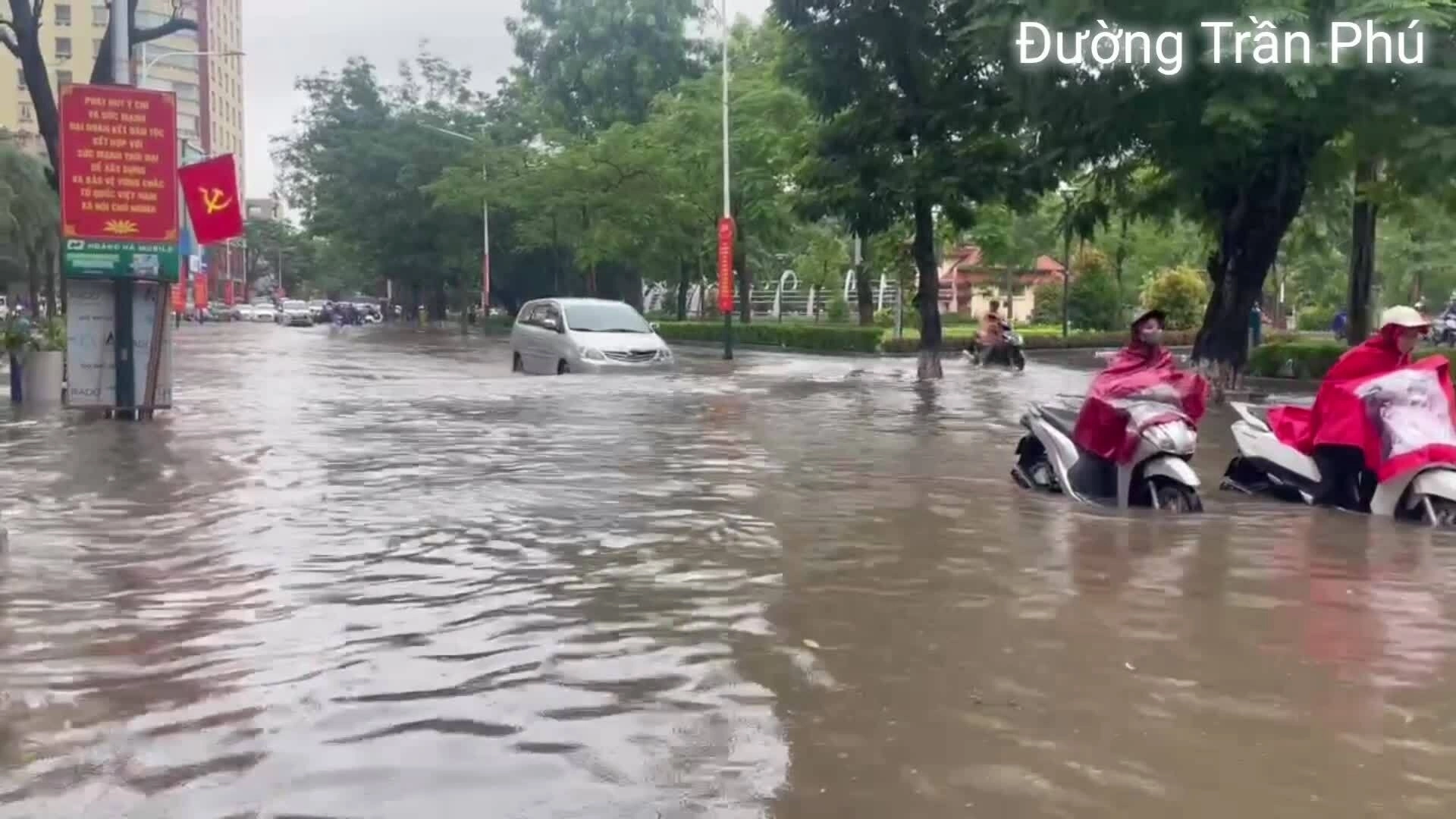 海防市在4小时降雨后大面积积水