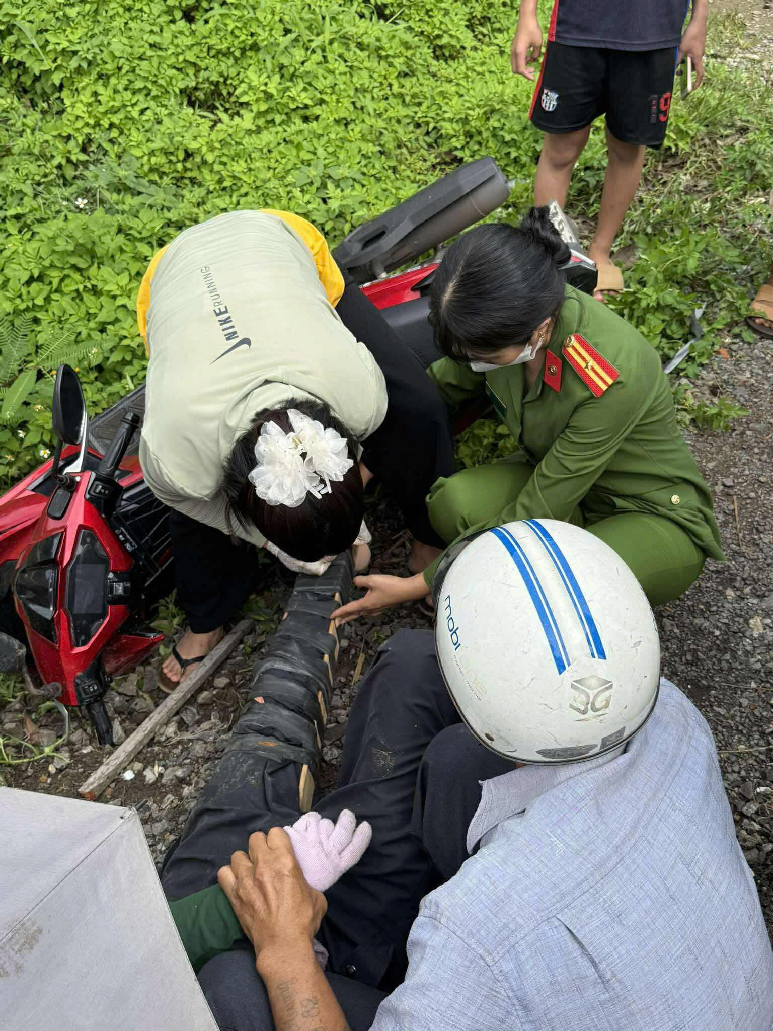 在志愿活动归途中，得乐省公安小组及时救助遇险妇女