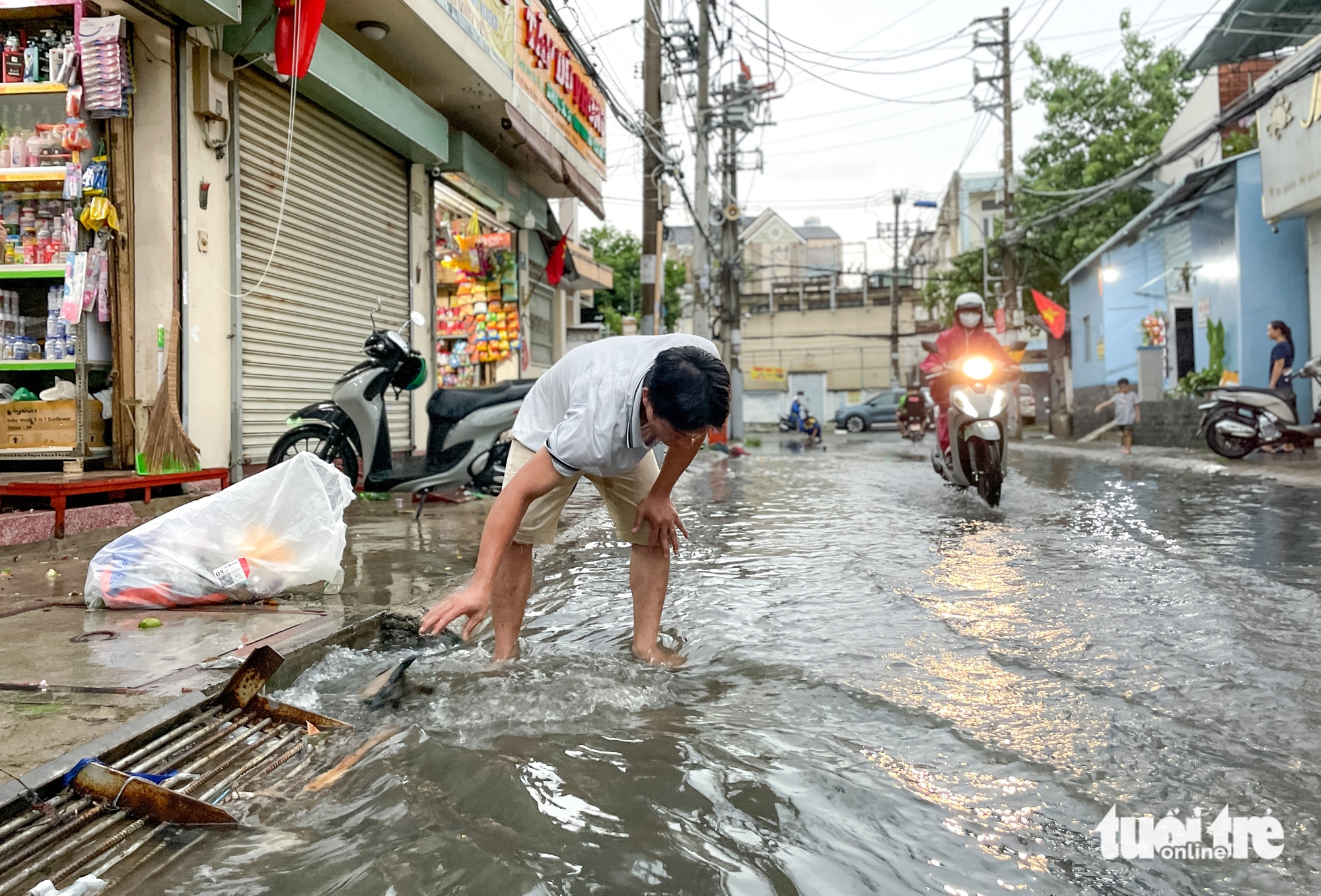 垃圾堵塞排水口，大雨时守德市场变成‘洪水中心’