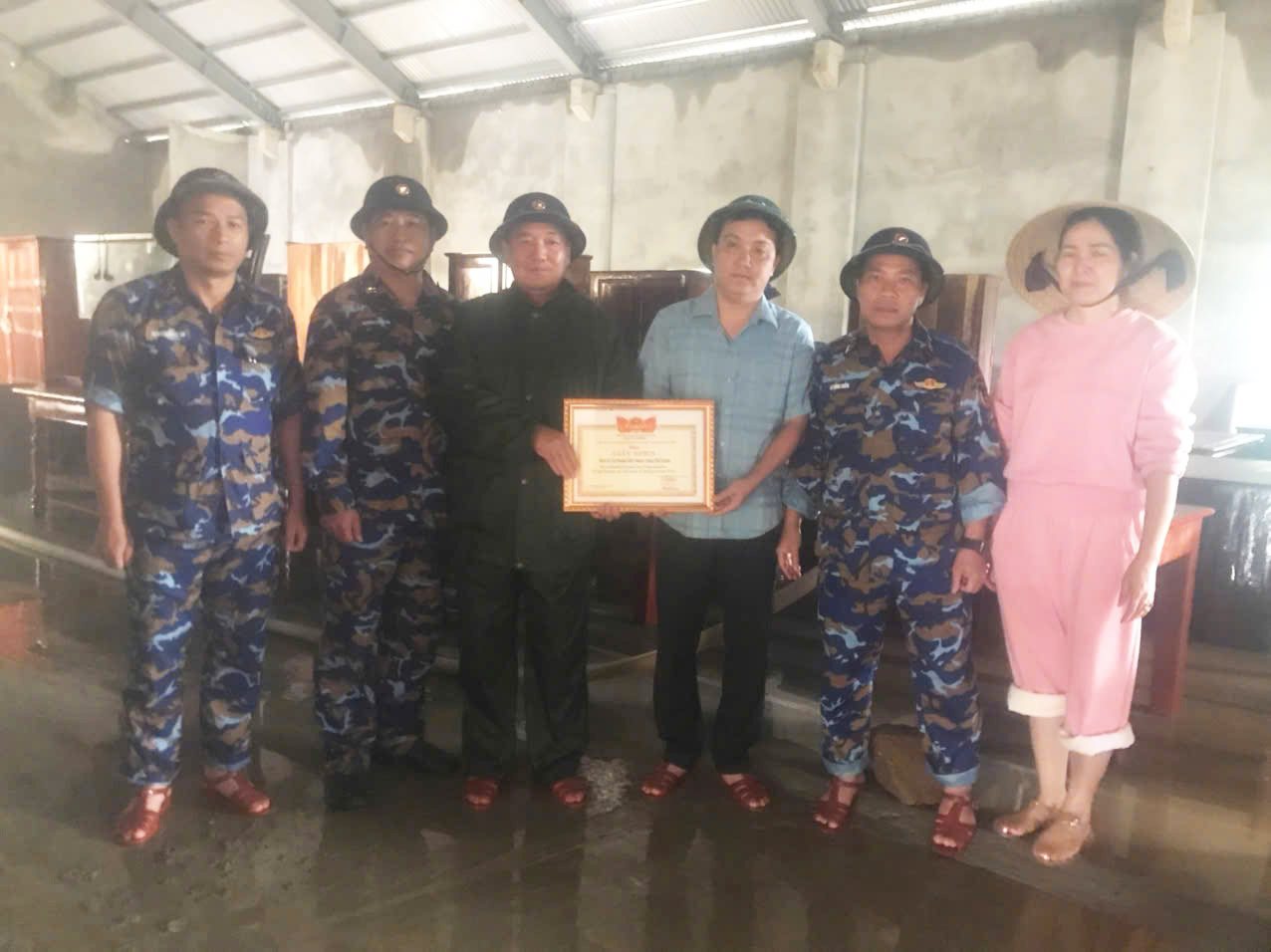 向多名在洪水中救助民众的人员颁发奖状