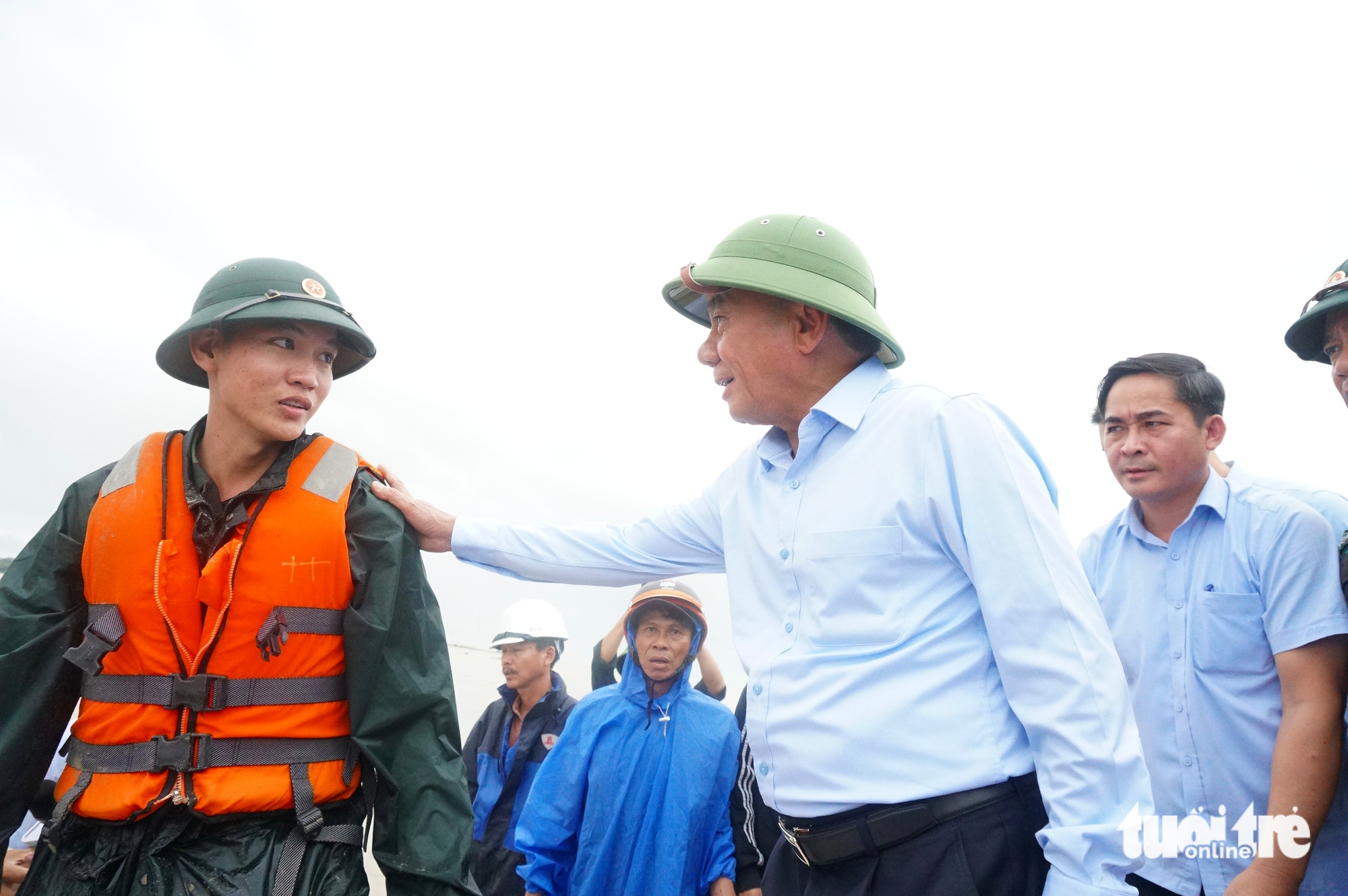 常任书记处书记陈锦秀视察岘港洪水和山体滑坡地区，慰问受灾群众