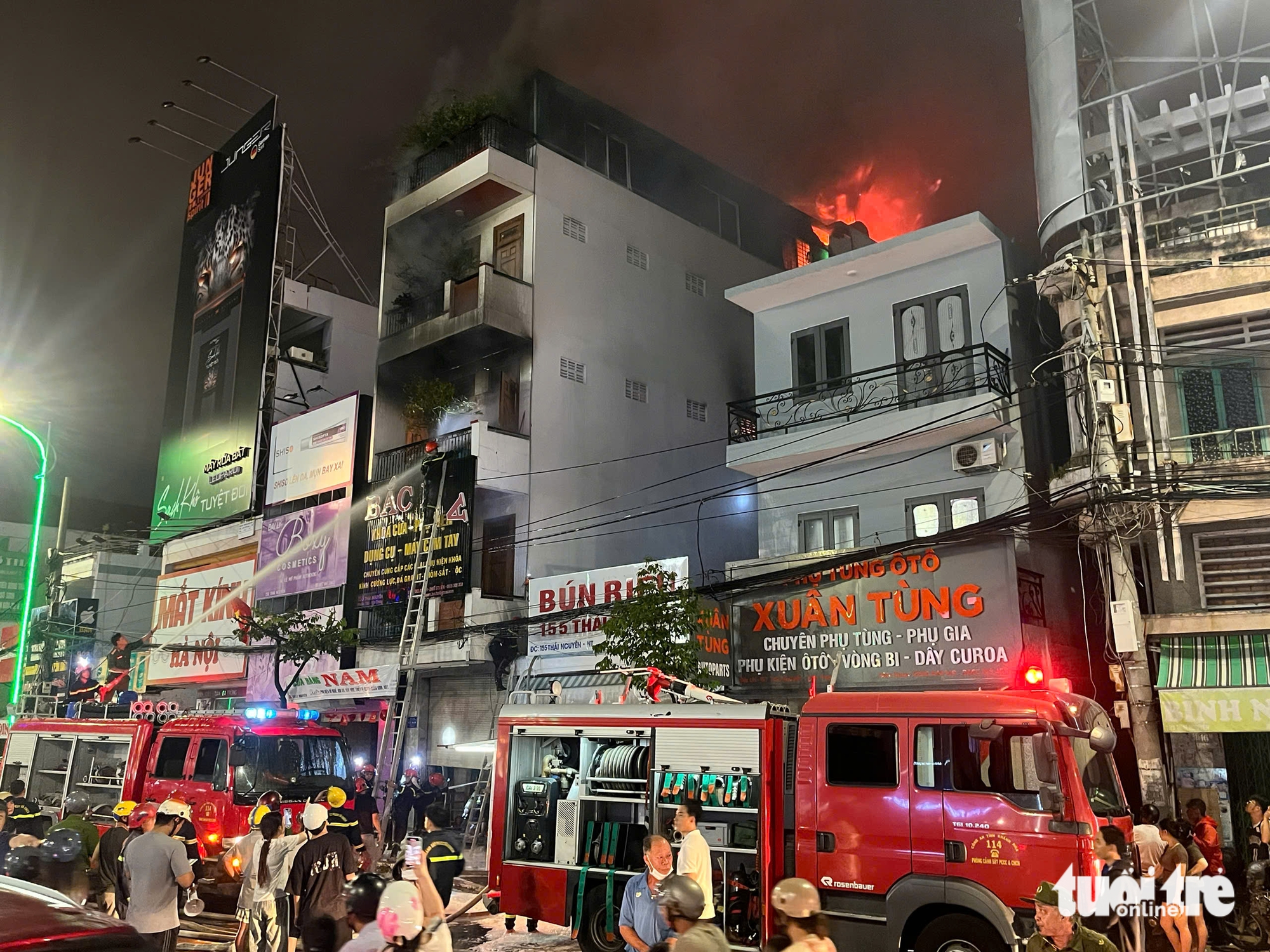 芽庄市中心三层楼房发生火灾，警察破门灭火