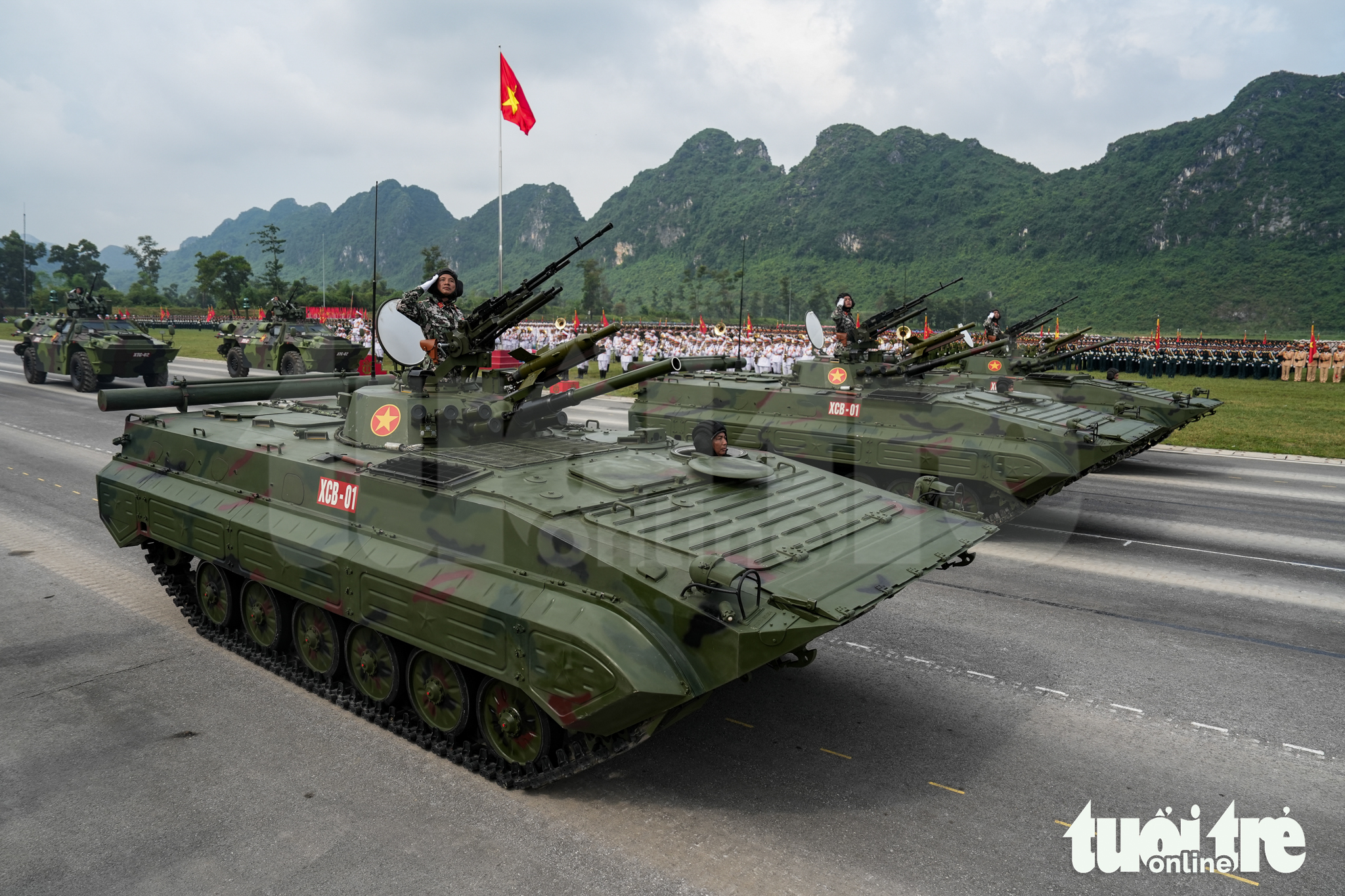 帮助A80阅兵中重型装备在沥青路面上平稳滑行的'小而有力'的细节
