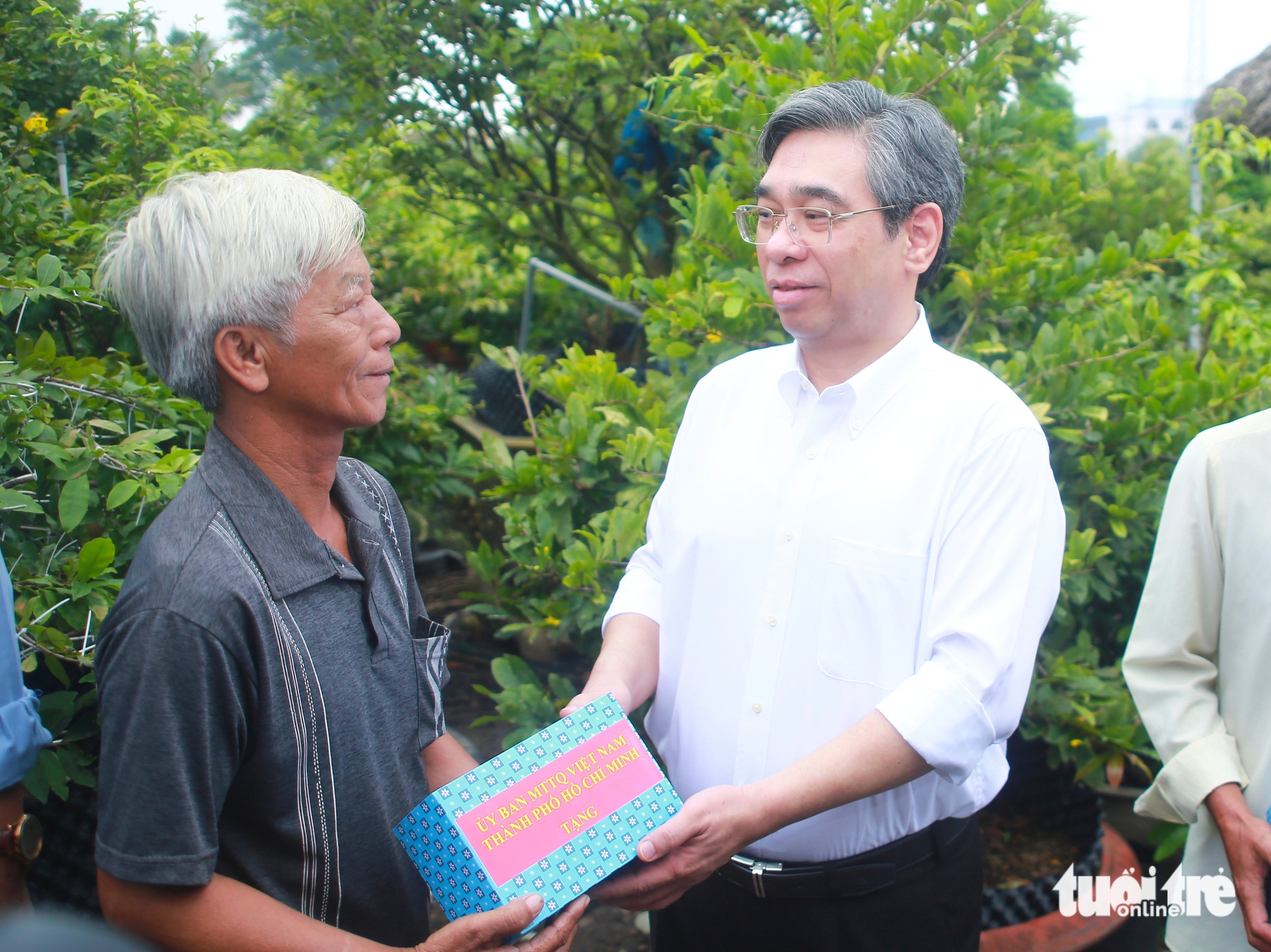 胡志明市市委副书记阮福禄慰问平利村金梅农民