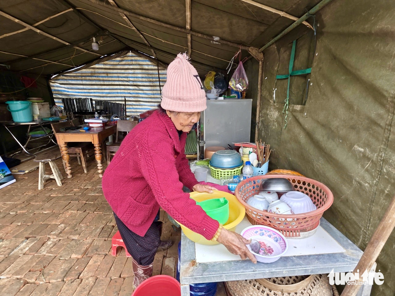 军队连夜为富安省洪水区民众建房