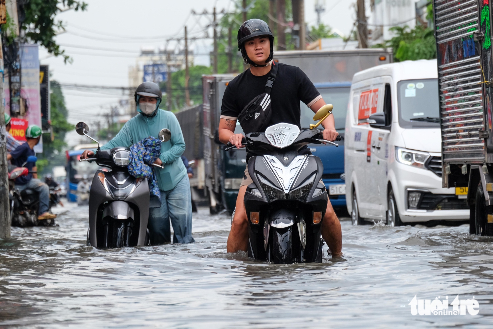 大雨导致胡志明市严重内涝，多辆汽车熄火