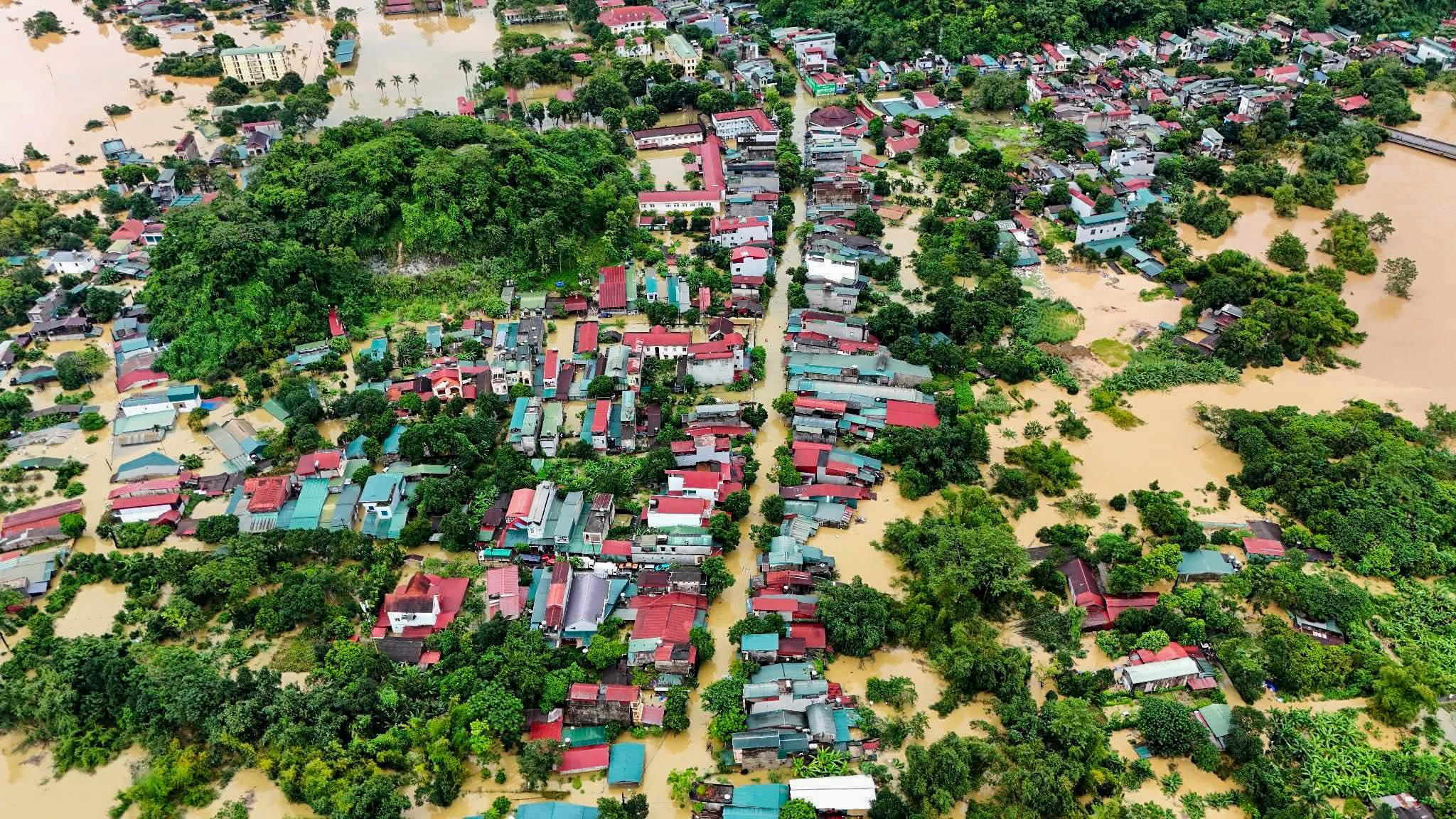 河江街道在历史性洪水中被淹没的景象