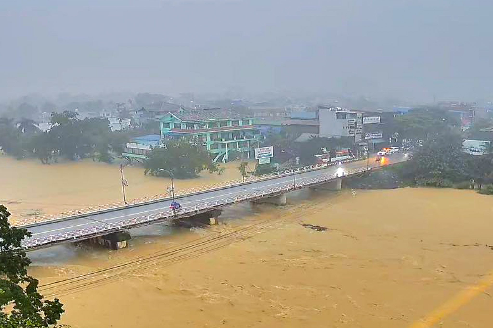 Cầu河水位迅速上涨，有超过历史洪峰的风险