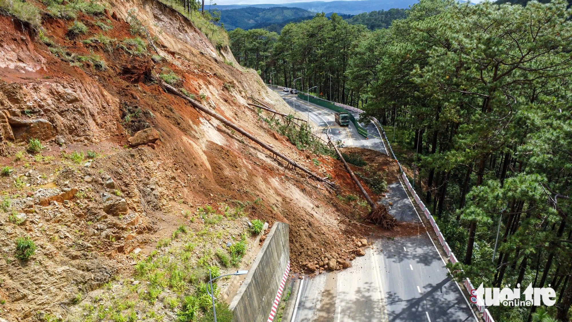 普伦山口路面被山体滑坡掩埋的近距离画面