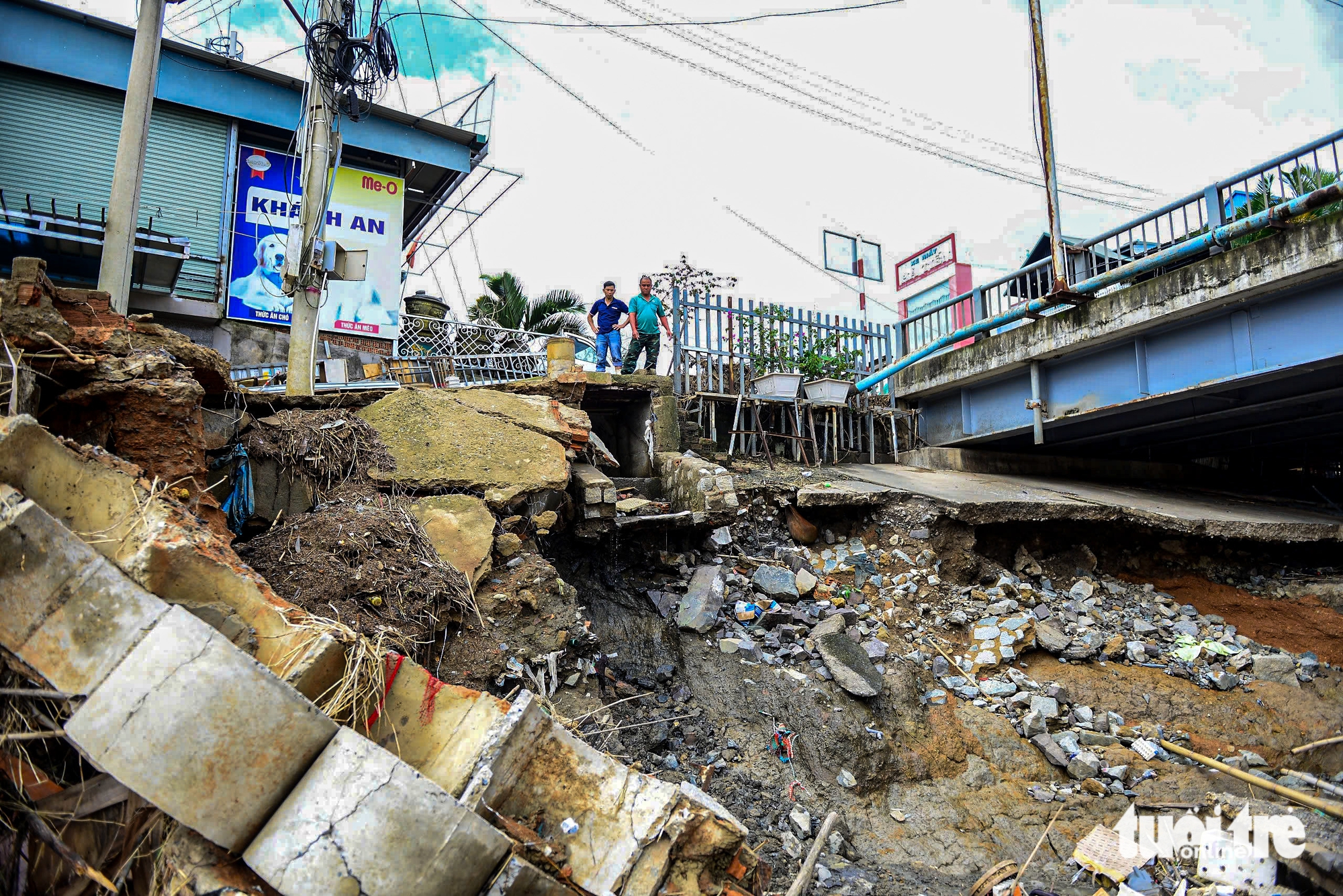洪水过后，达尼姆许多民房濒临倒塌入河