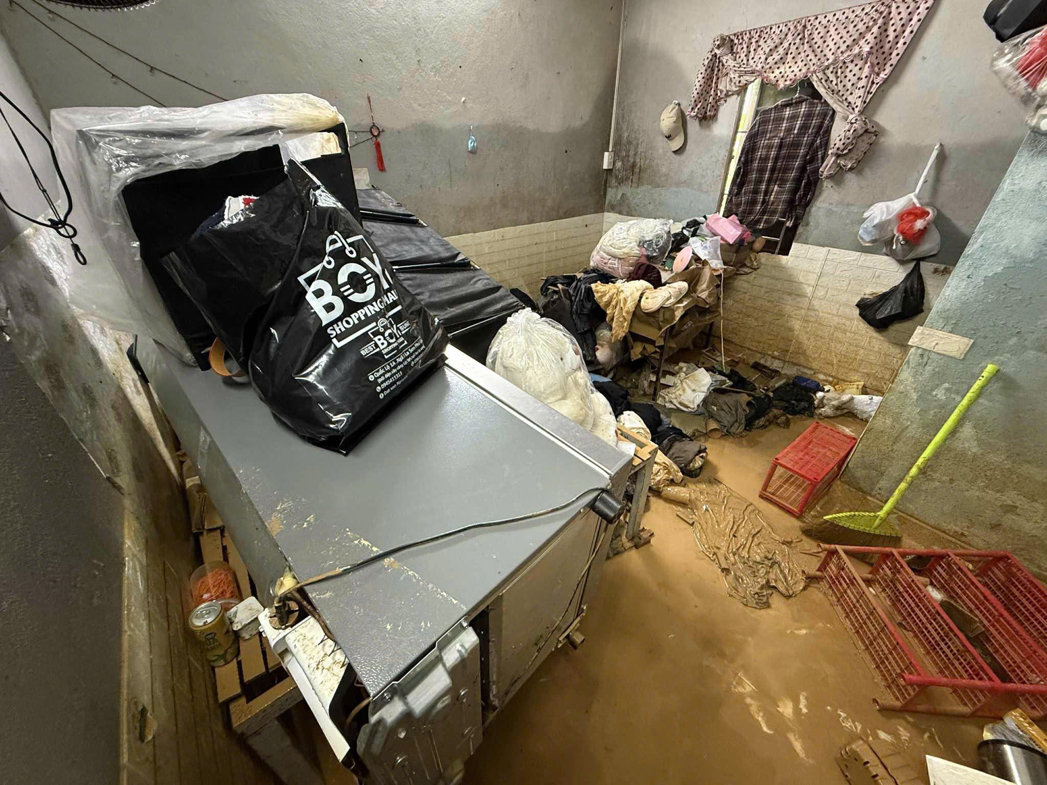 面对一片狼藉的出租屋，学生书籍淹没在洪水中，令人心酸