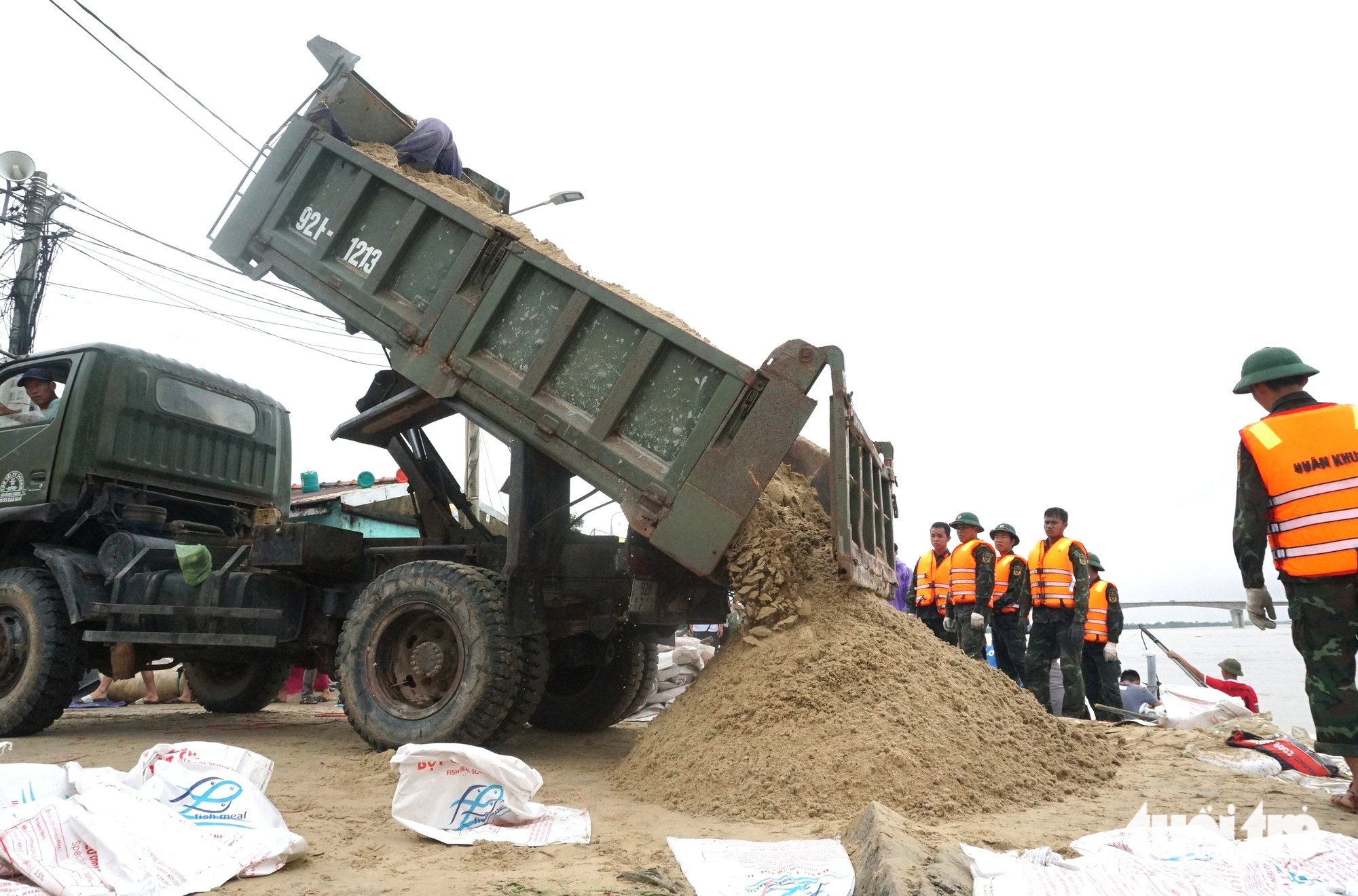 在岘港海口连续五天五夜保卫每一寸土地，抵御凶猛海浪
