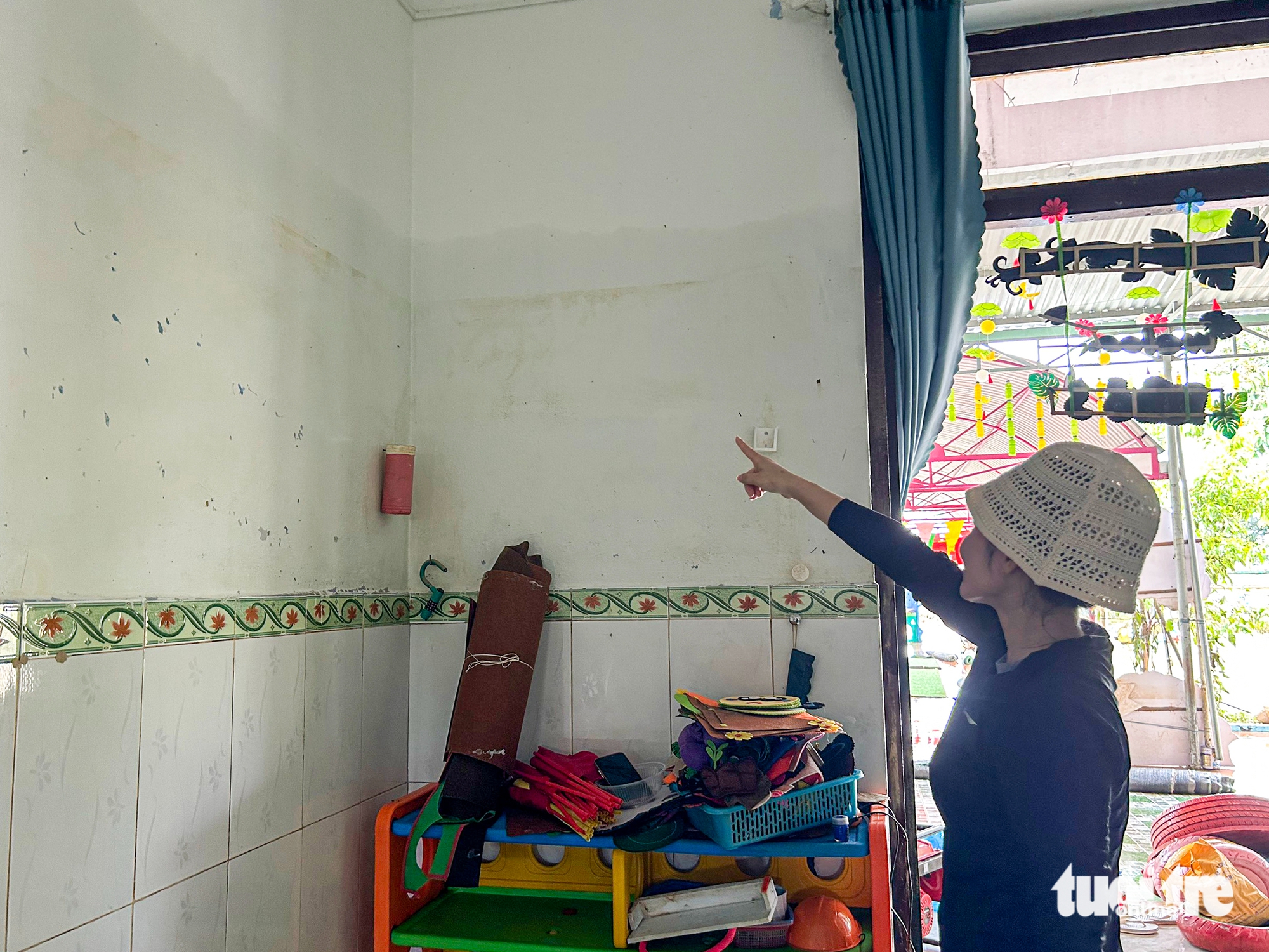 军队'助力'岘港洪水中心区幼儿园清理淤泥迎接儿童返校