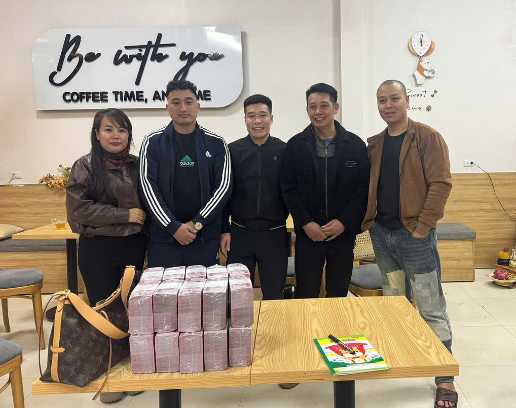 男子在高速公路入口捡到装有10亿越南盾的麻袋| 越南中文社｜越南新闻与政策信息中文平台