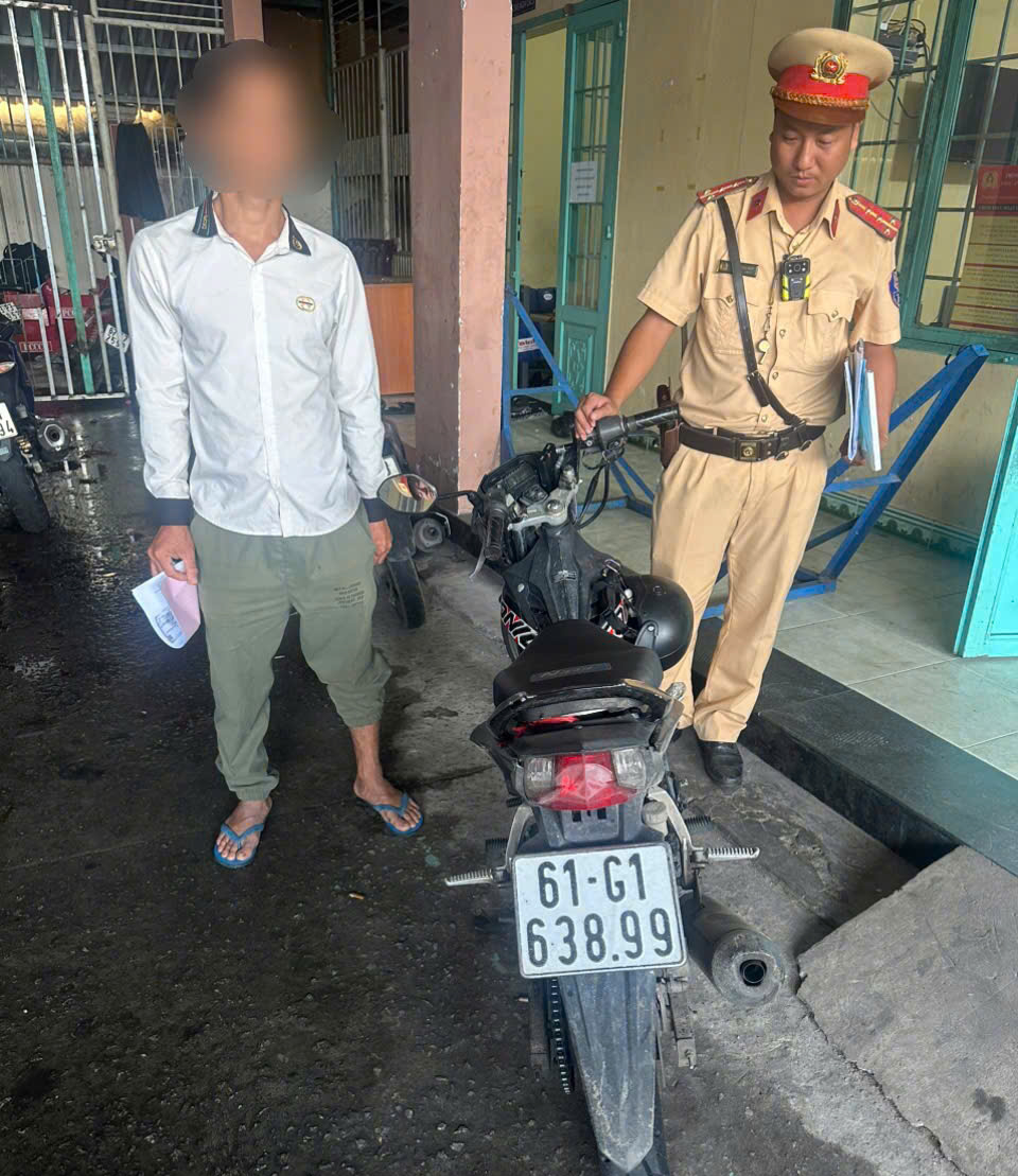因在社交媒体上发布蛇形驾驶视频，一名年轻男子被罚款900万越南盾