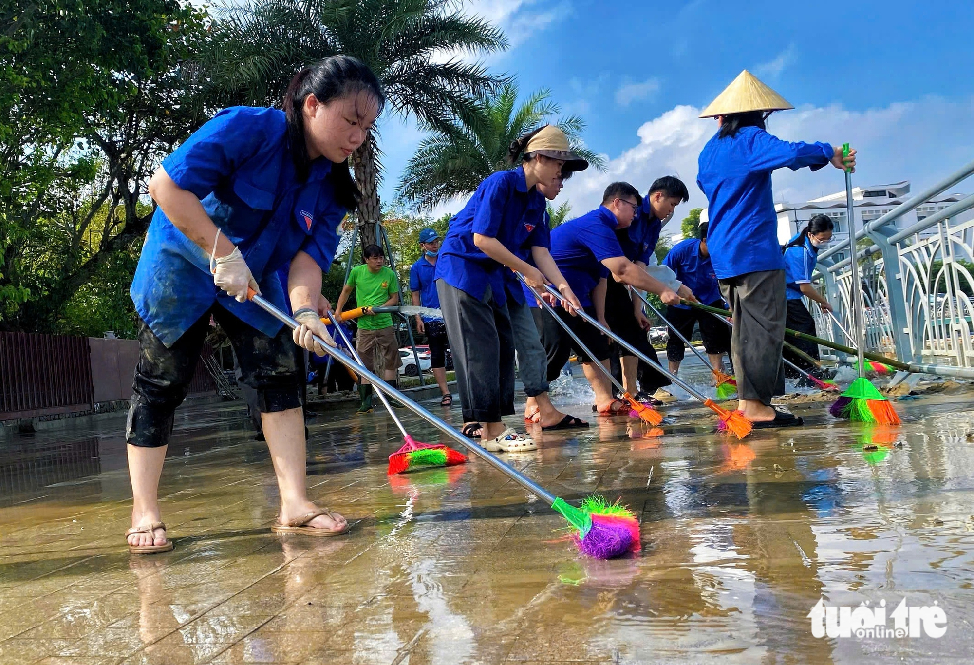 响应顺化市主席的号召，市民在洪水后上街清理垃圾