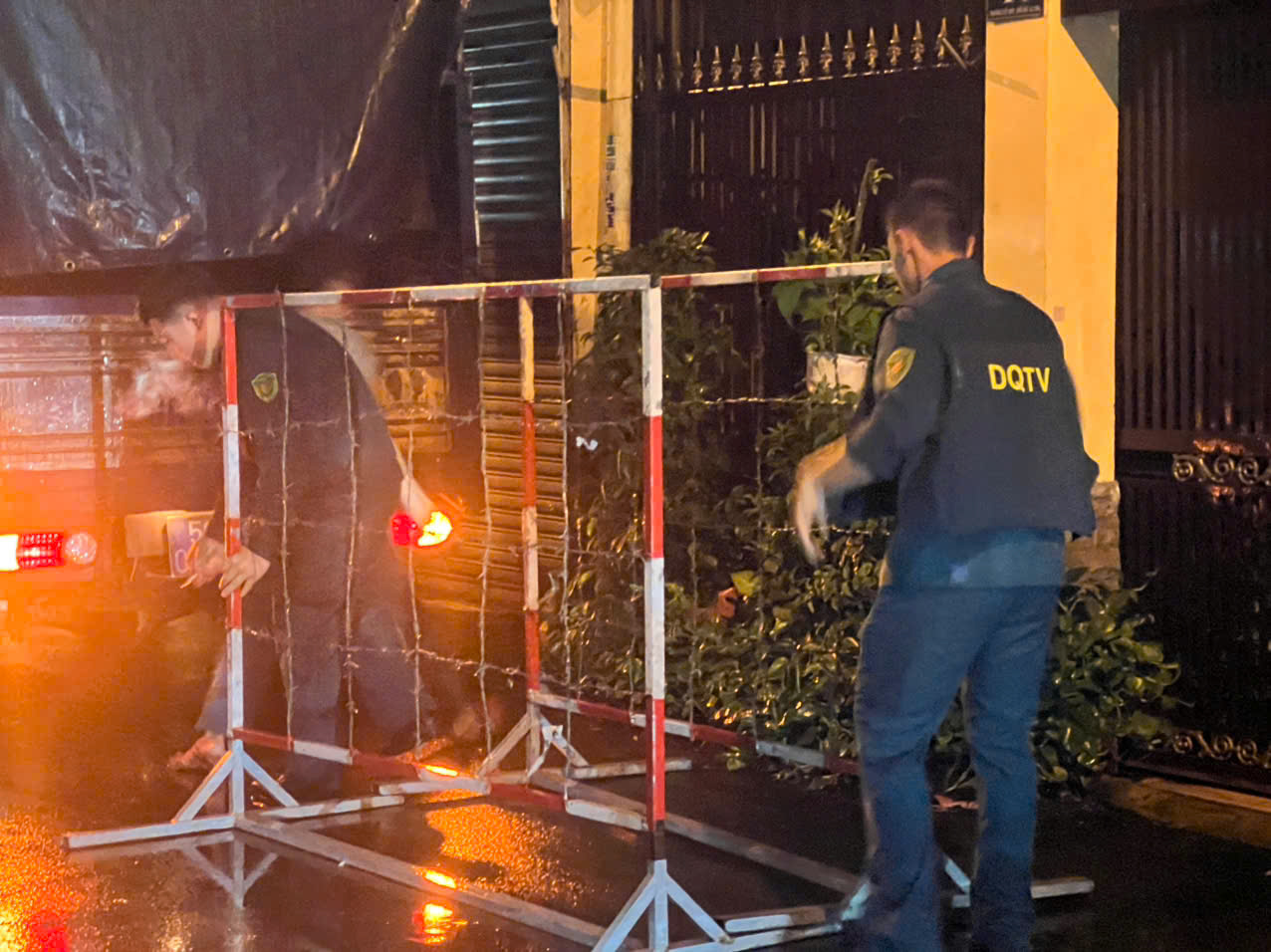 胡志明市：控制袭击邻居并在家中固守一整天的男子