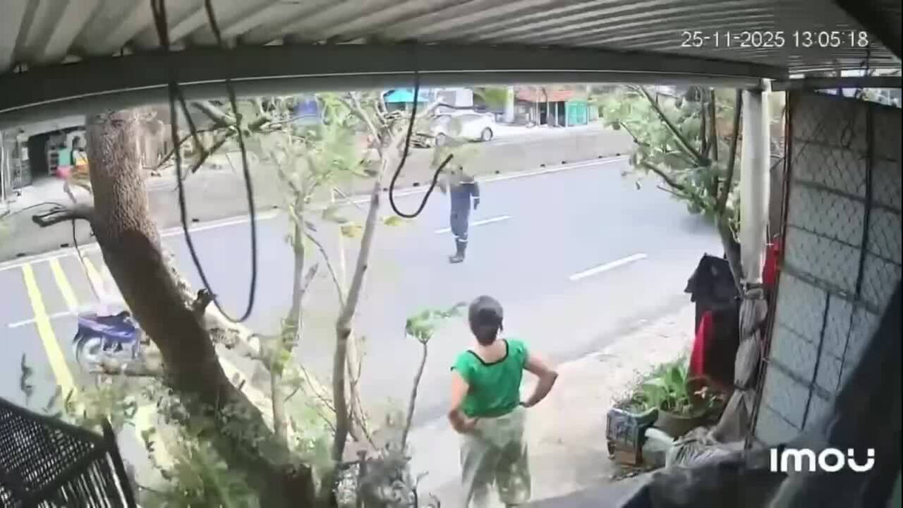 警察战士在集装箱车前救下女学生