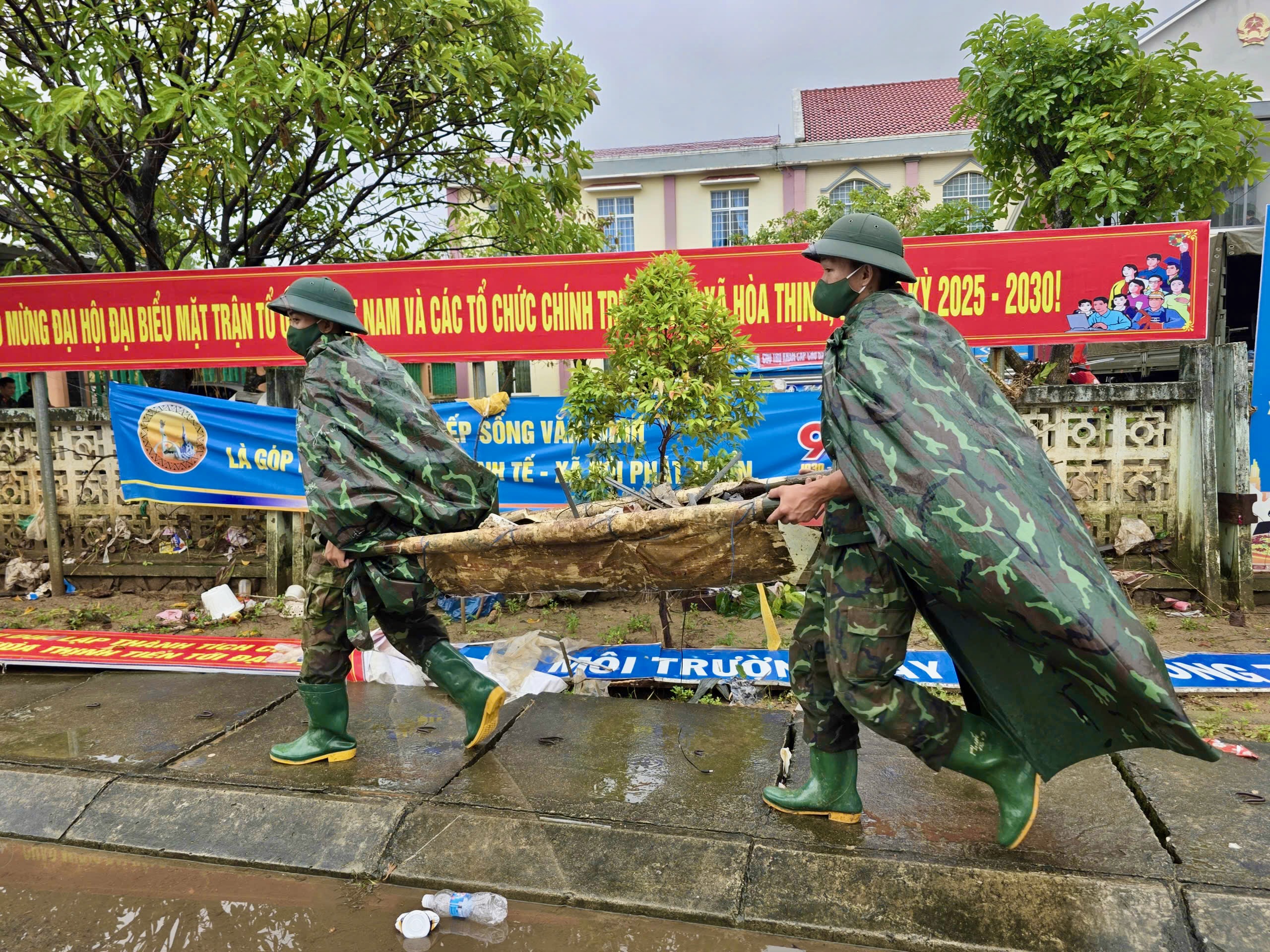 和盛乡在洪水后重新振作，民兵携手清理房屋和学校