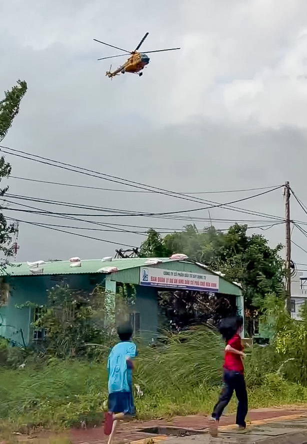 富安省旧地居民涌向第917团直升机降落点接收紧急救援物资