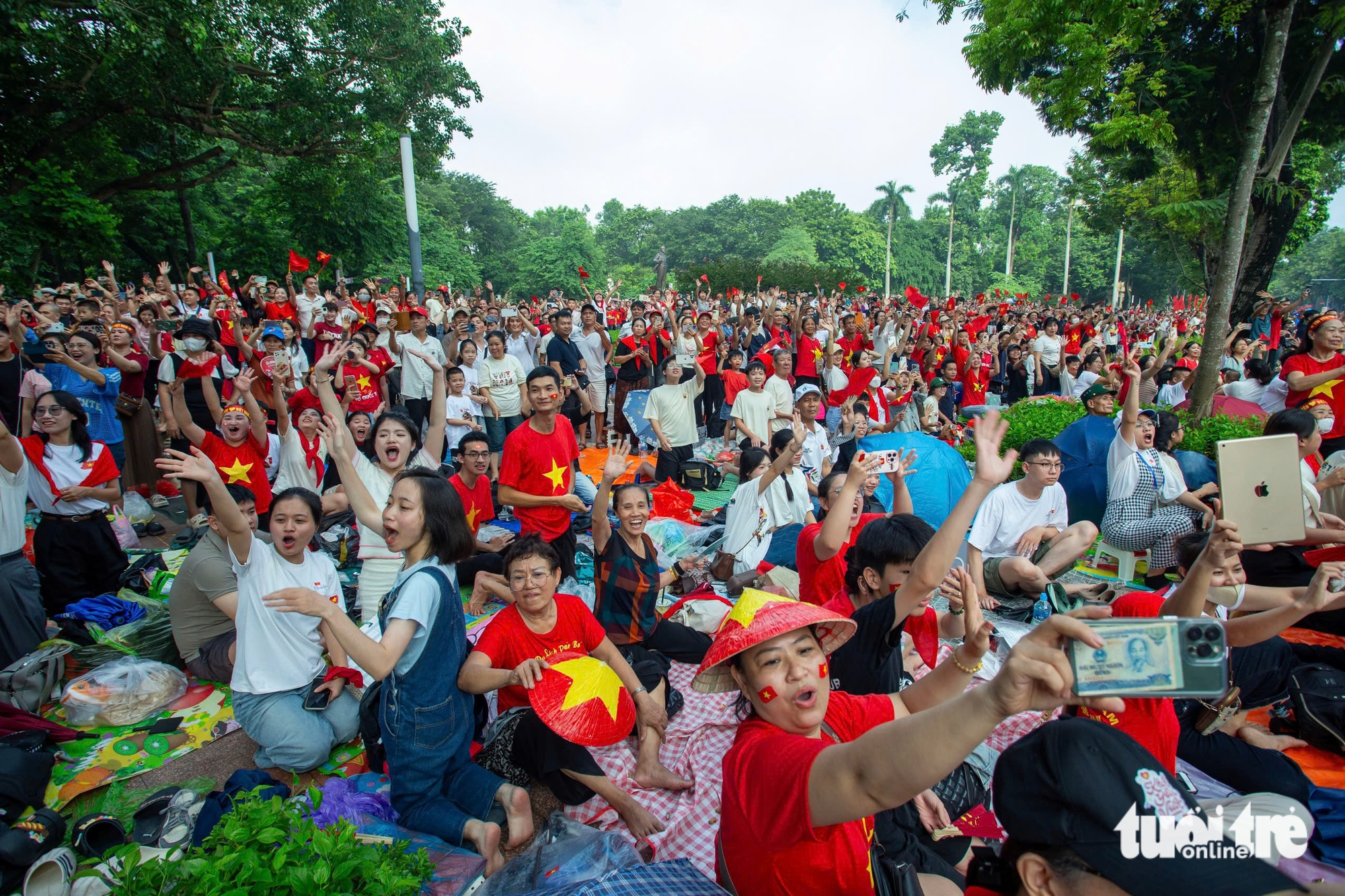 阅兵队伍在人民的欢呼声中行进