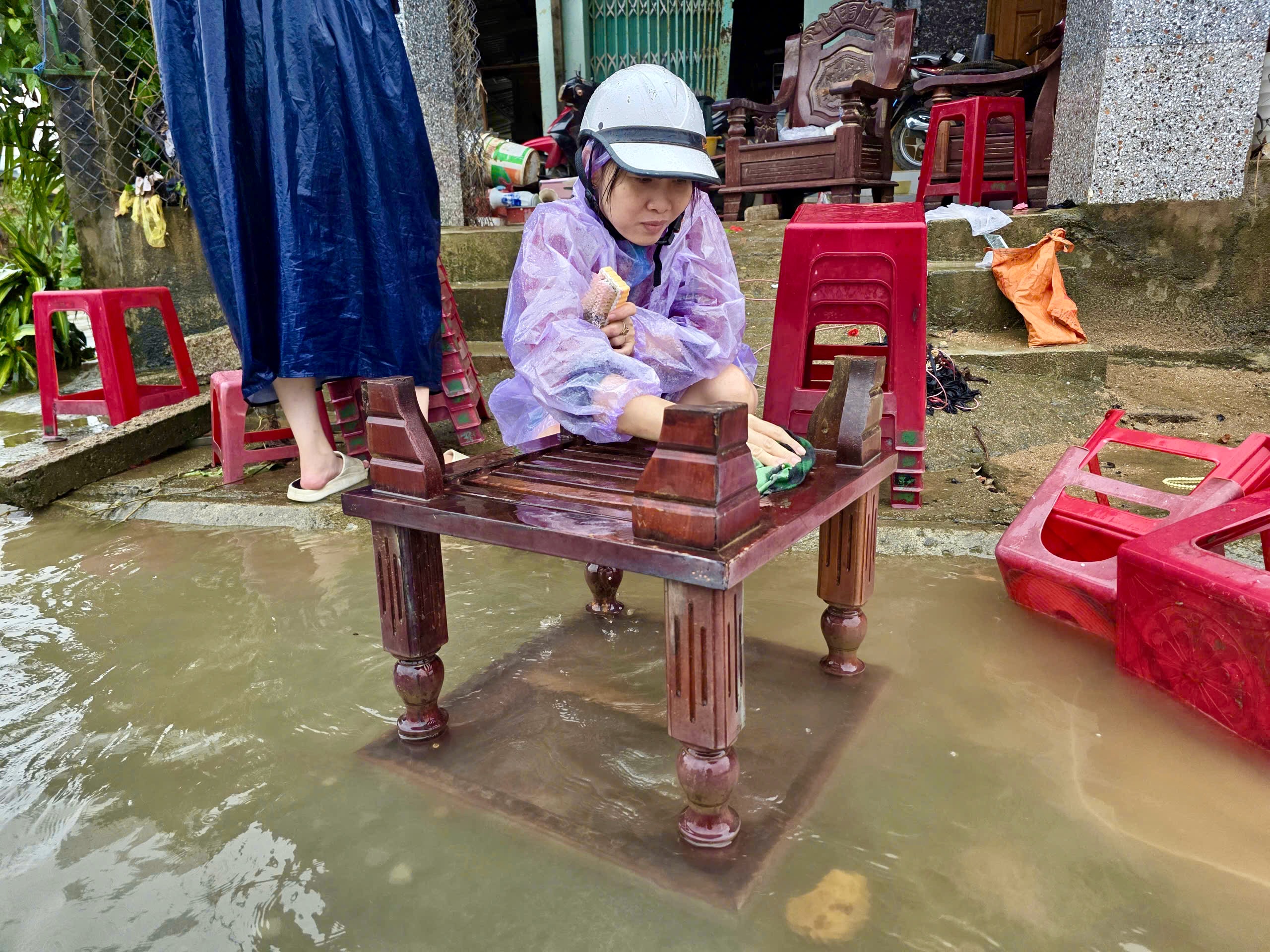 和盛乡在洪水后重新振作，民兵携手清理房屋和学校