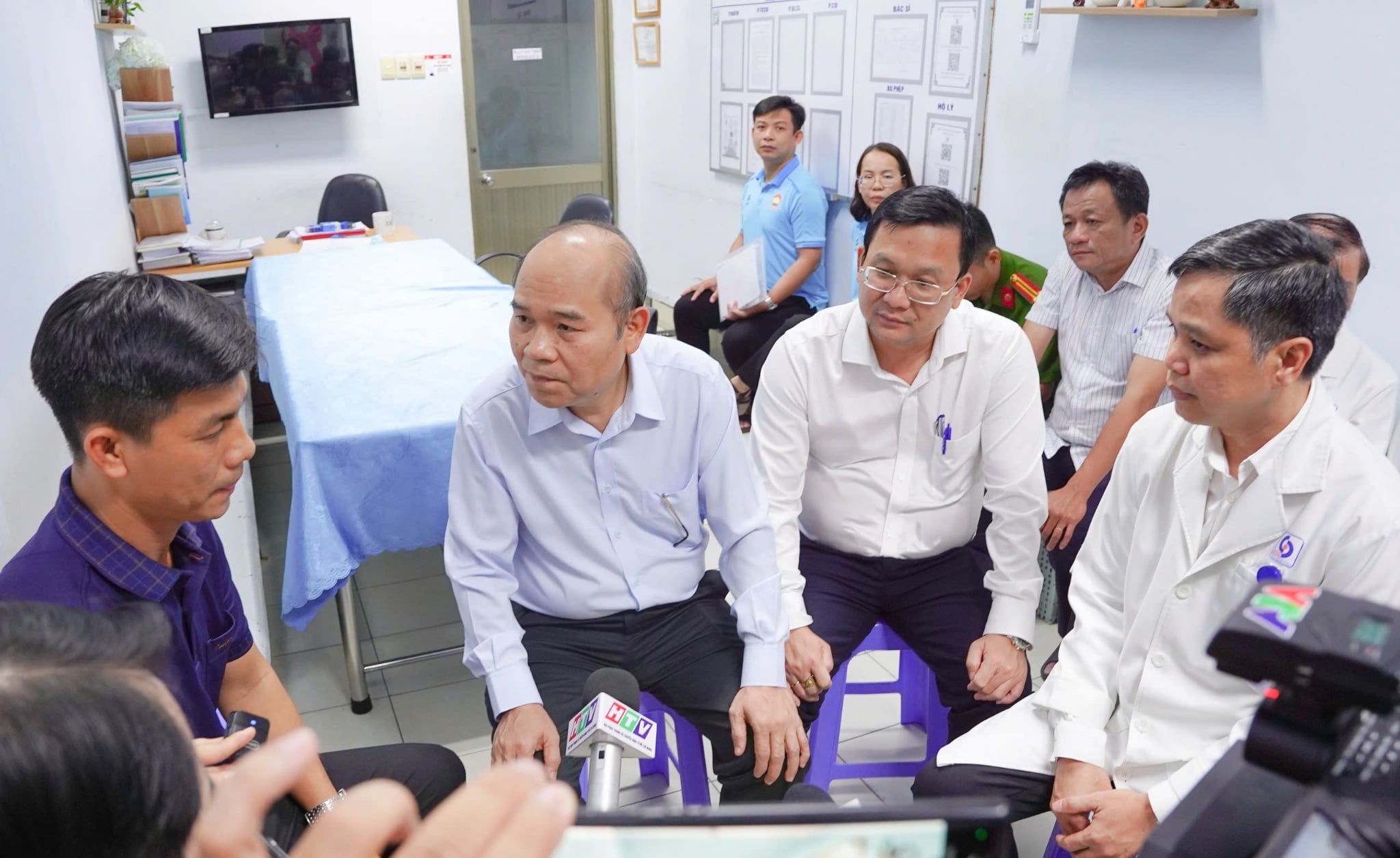 胡志明市人民委员会副主席陈文七探望蜗牛粉店火灾受伤受害者