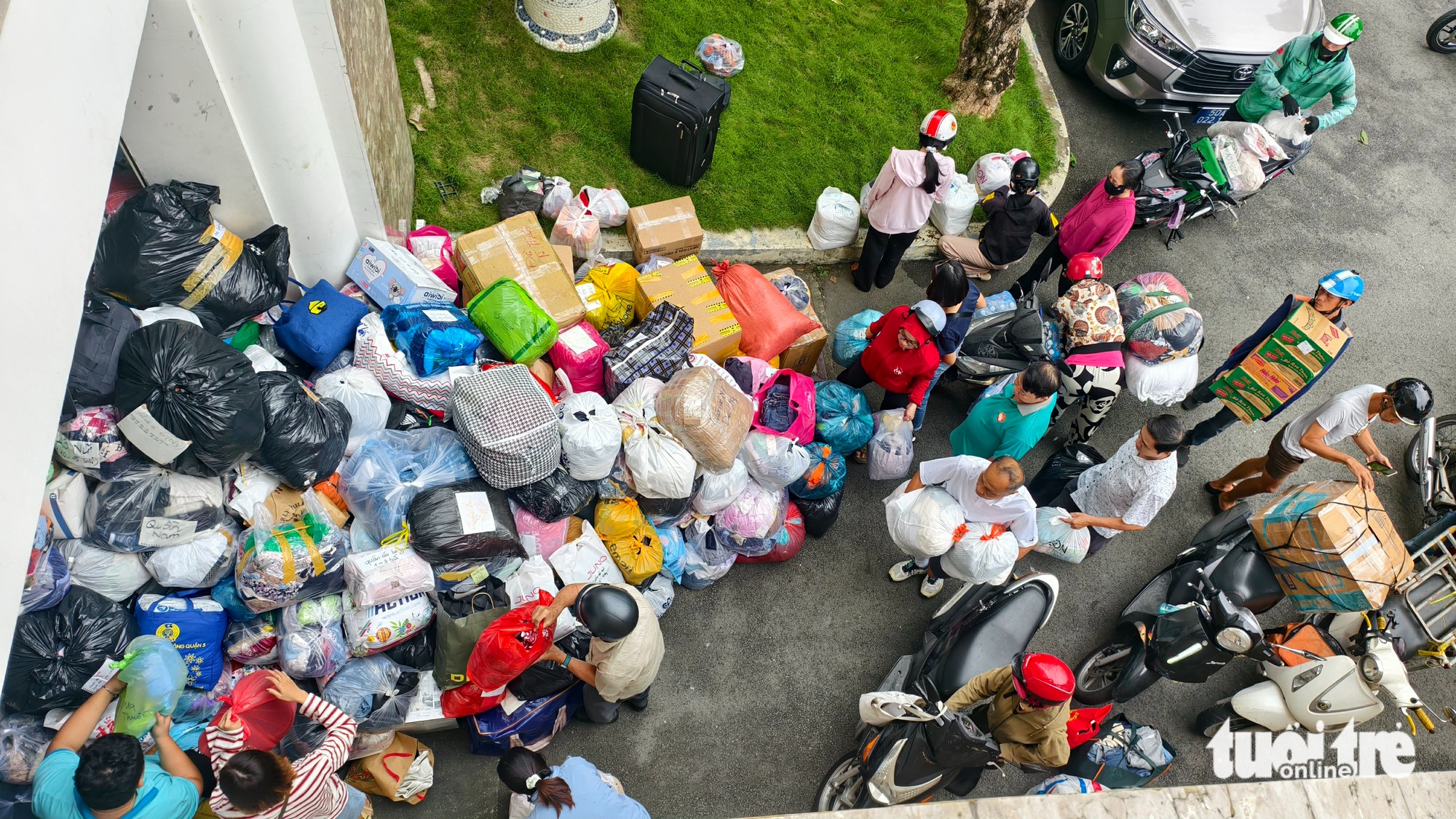 呼吁胡志明市市民捐款支持中部地区，优先提供粮食和食品